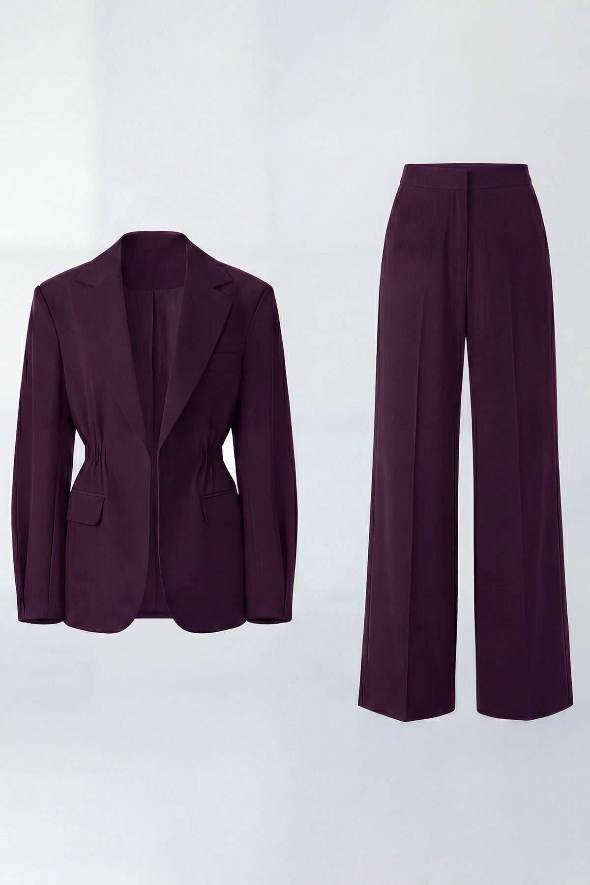 Costum mov pruna cu sacou cu accent în talie și pantaloni largi