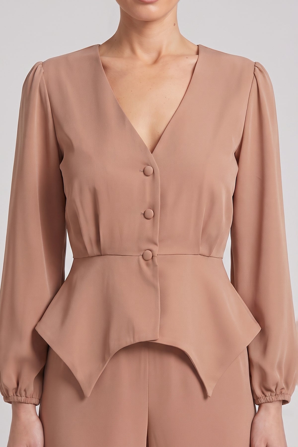 Set bej cu top structurat peplum și pantaloni evazati