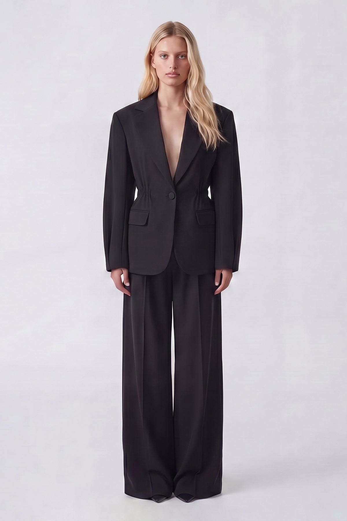 Costum negru cu sacou cu accent în talie și pantaloni largi