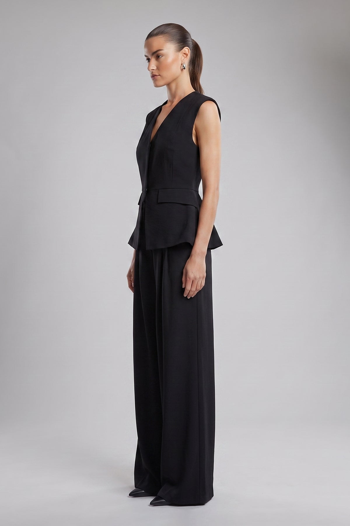 Set negru din amestec de vâscoză și in cu vestă peplum și pantaloni wide-leg