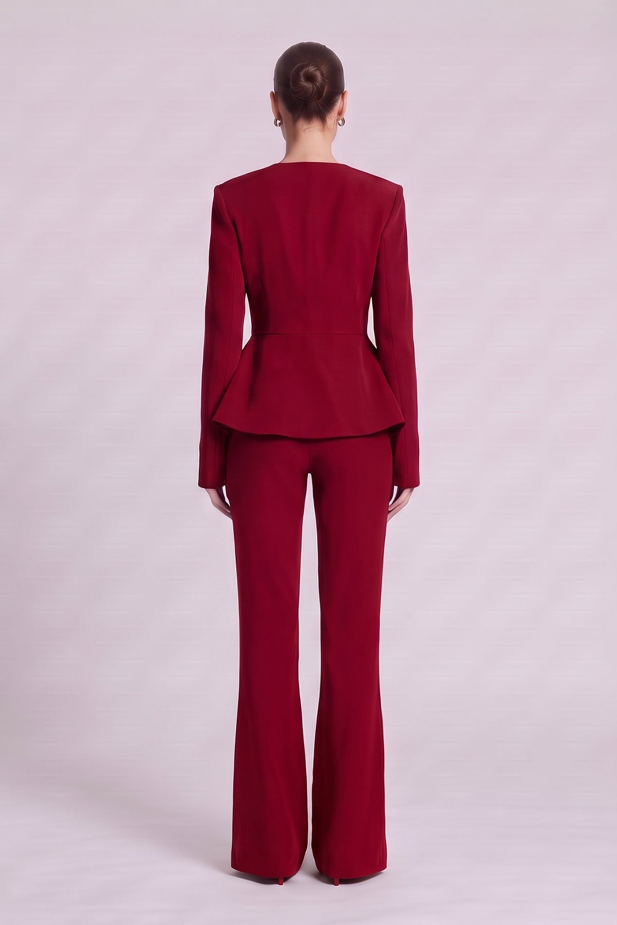 Set rosu cu sacou structurat peplum și pantaloni evazați