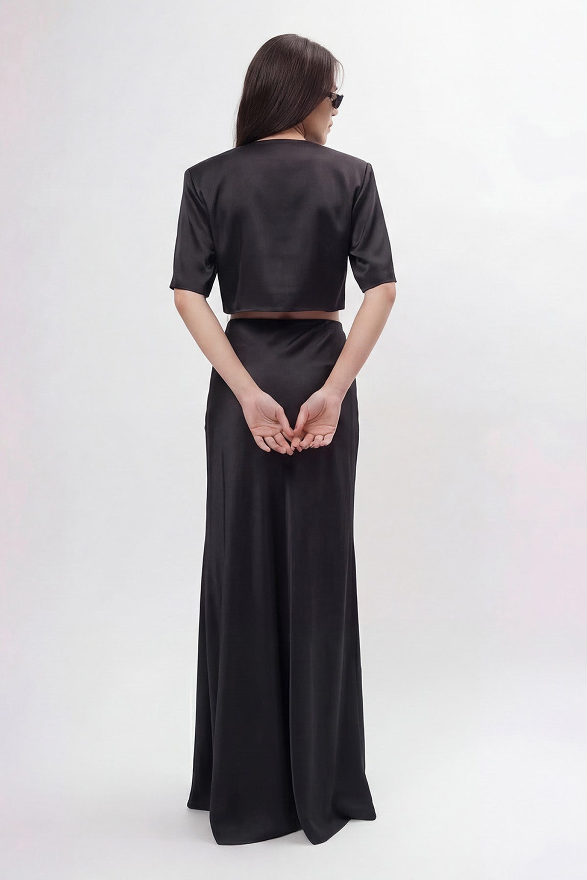 Set elegant negru – bluză cu decupaj și fustă lungă