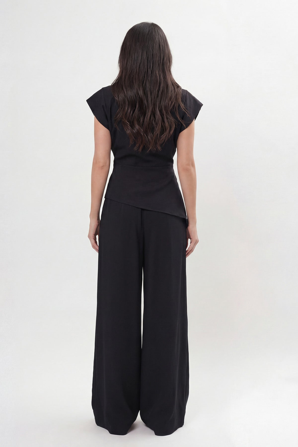 Set elegant negru din crep de vâscoză fluidă cu top cu umeri structurați și pantaloni palazzo