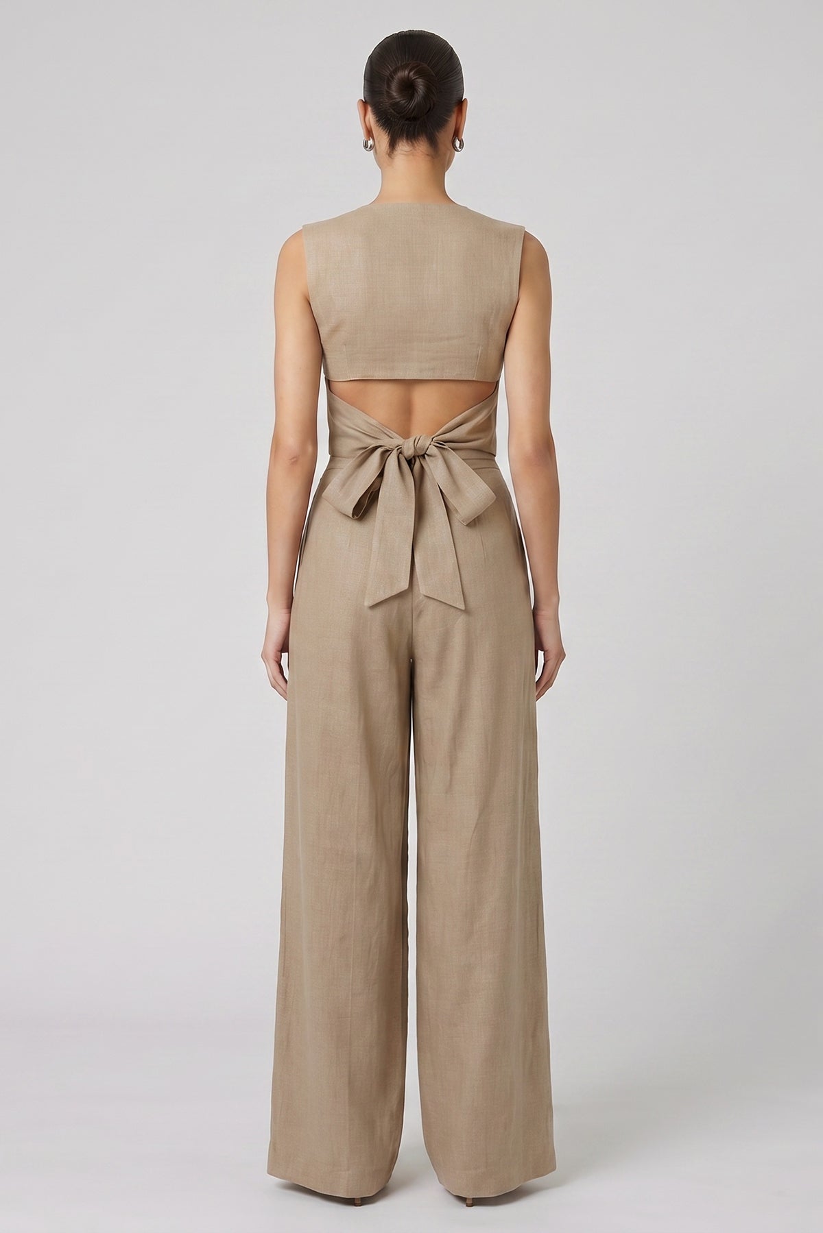 Set din in bej cu vestă cambrată și pantaloni wide-leg
