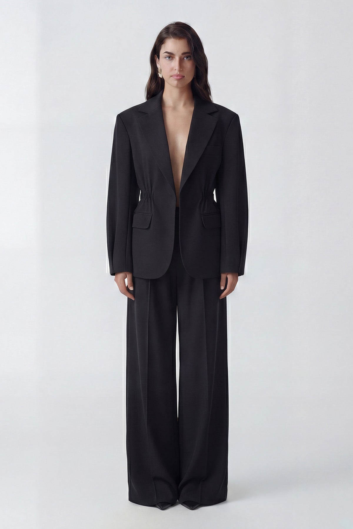 Costum negru cu sacou cu accent în talie și pantaloni largi