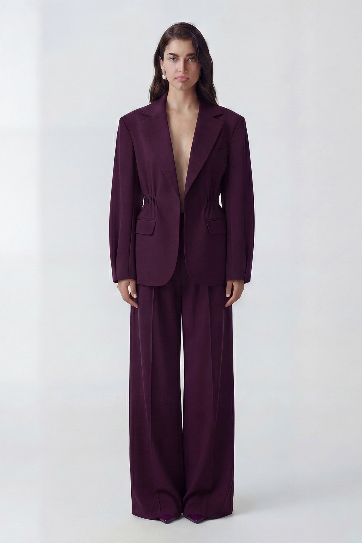 Costum mov pruna cu sacou cu accent în talie și pantaloni largi