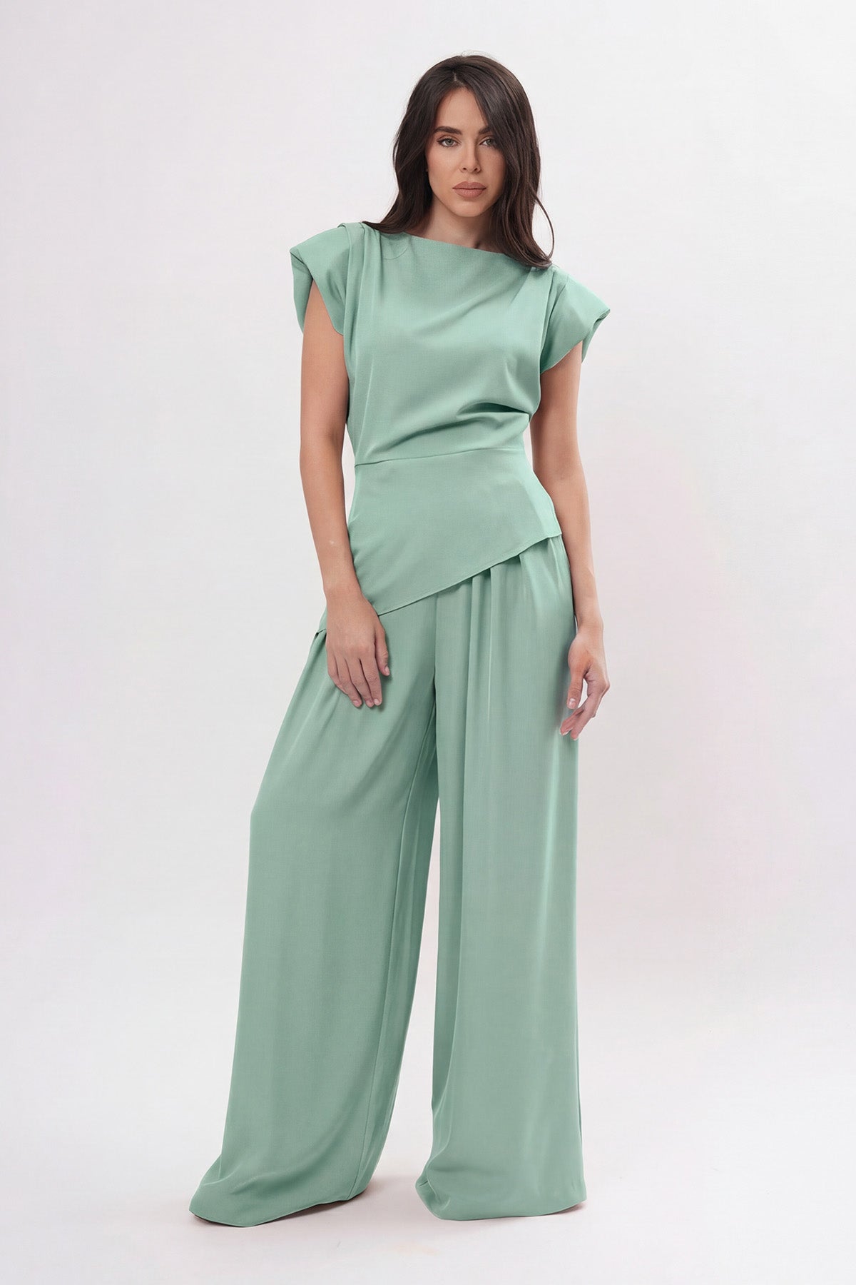 Set elegant mint din crep de vâscoză fluidă cu top cu umeri structurați și pantaloni palazzo