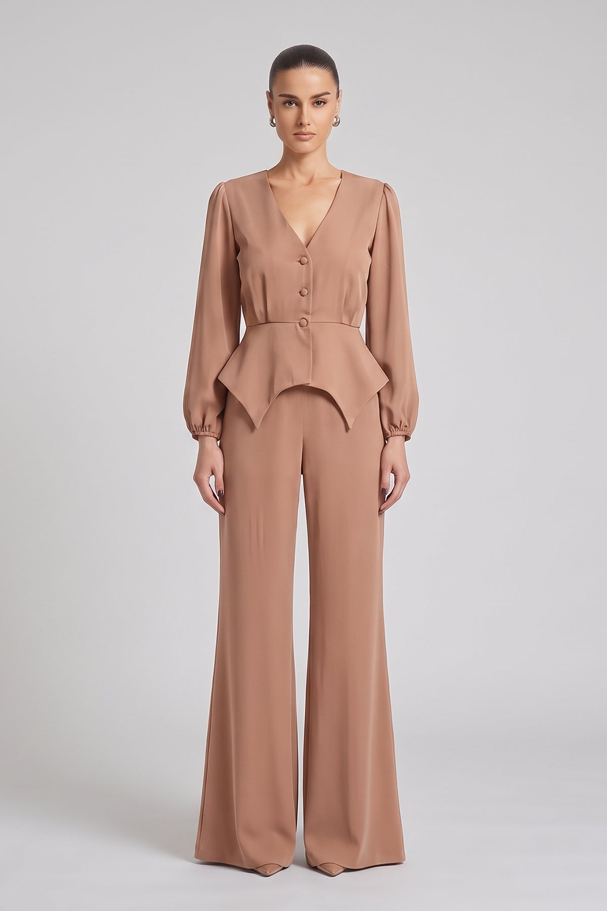 Set bej cu top structurat peplum și pantaloni evazati