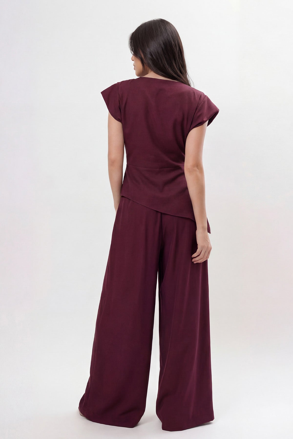 Set elegant burgundy din crep de vâscoză fluidă cu top cu umeri structurați și pantaloni palazzo