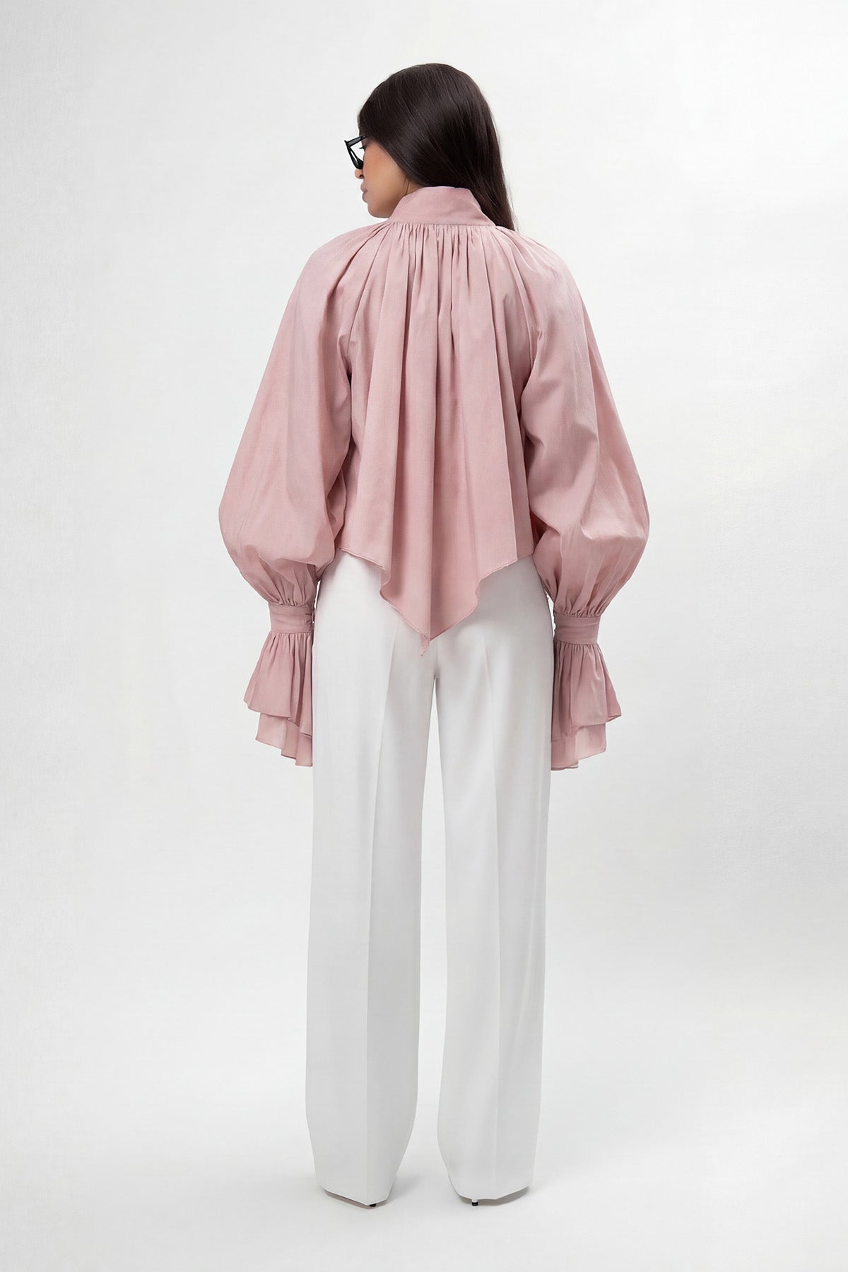 Cămașă roz pudra cu croială amplă, guler înalt și mâneci balon
