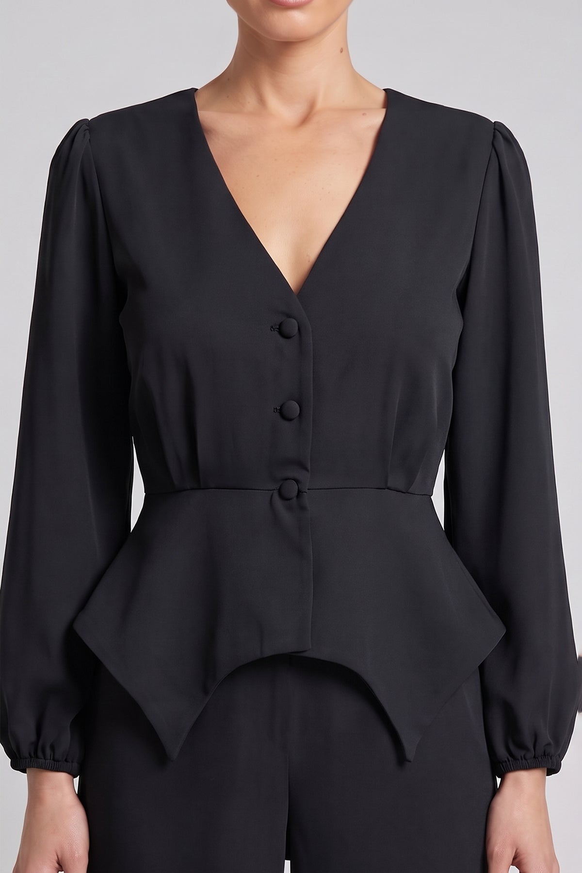 Set negru cu top structurat peplum și pantaloni evazati