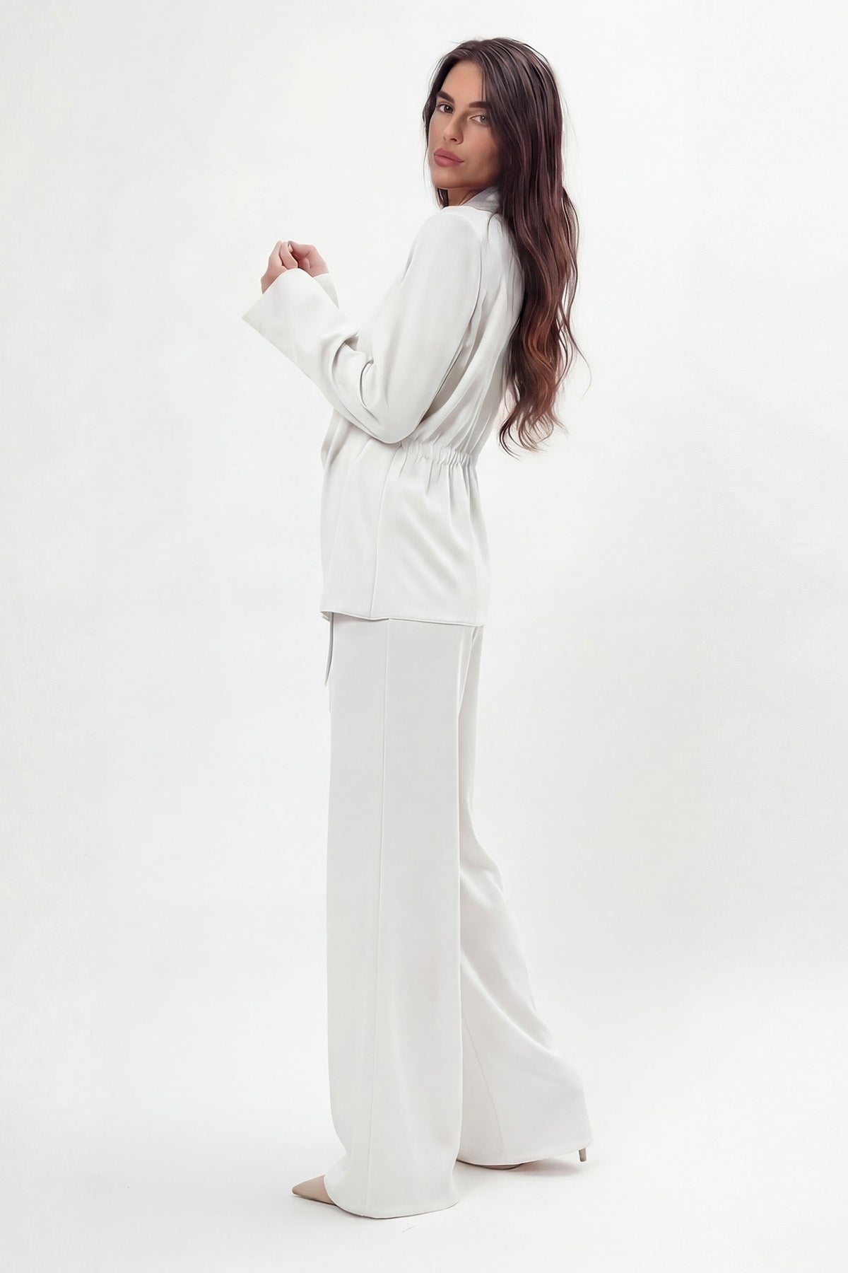 Set alb cu sacou petrecut și pantaloni flared