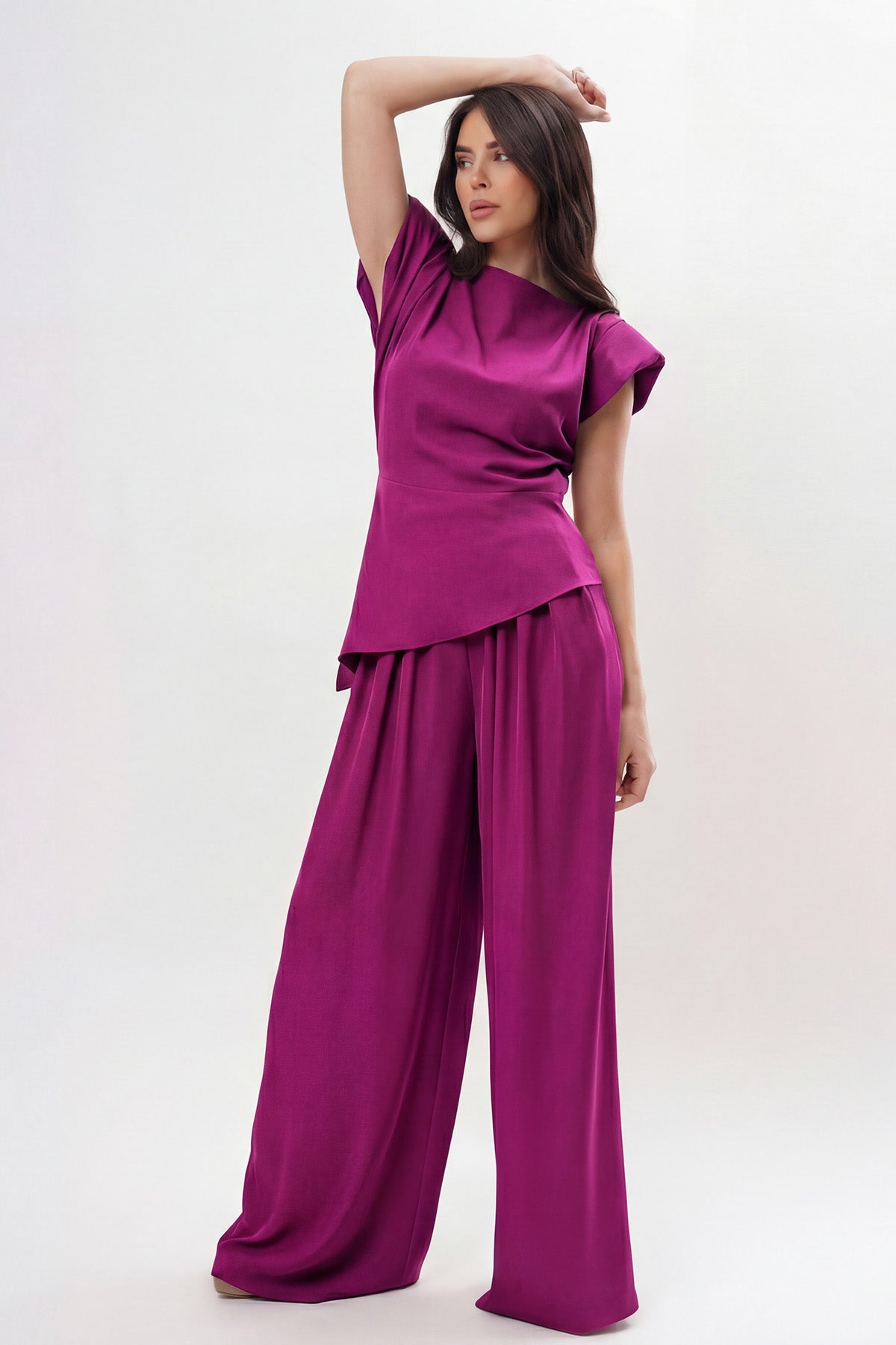 Set elegant fucsia din crep de vâscoză fluidă cu top cu umeri structurați și pantaloni palazzo