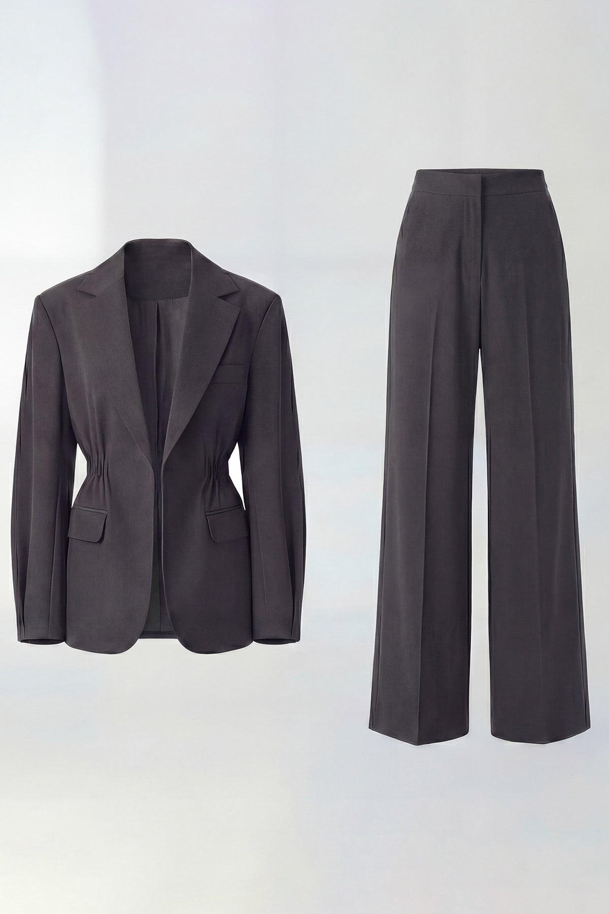 Costum gri cu sacou cu accent în talie și pantaloni largi