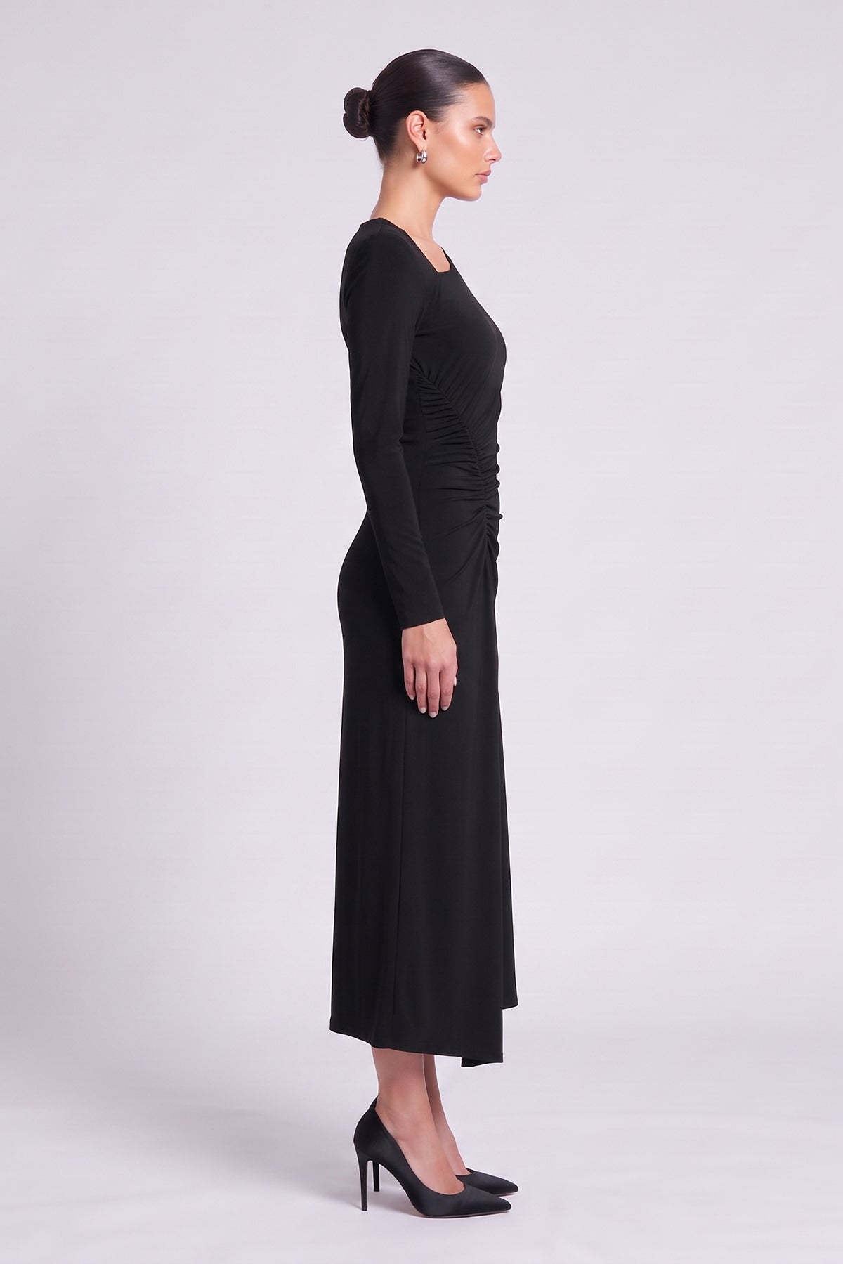 Rochie midi neagra cu decolteu asimetric și drapaj lateral