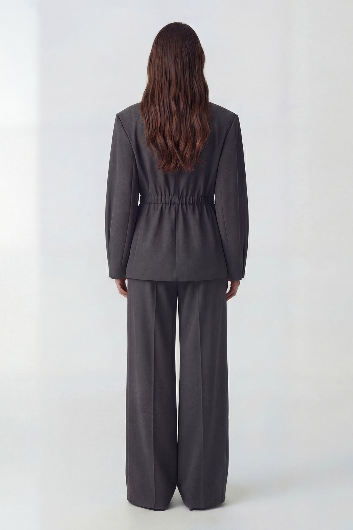 Costum gri cu sacou cu accent în talie și pantaloni largi