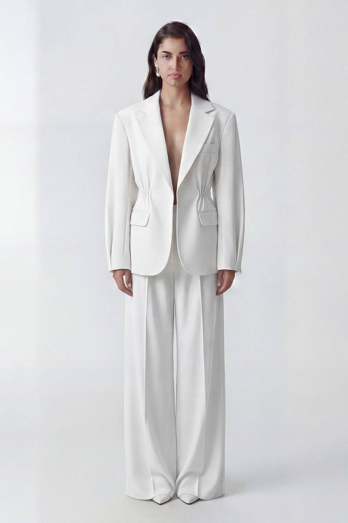 Costum alb cu sacou cu accent în talie și pantaloni largi