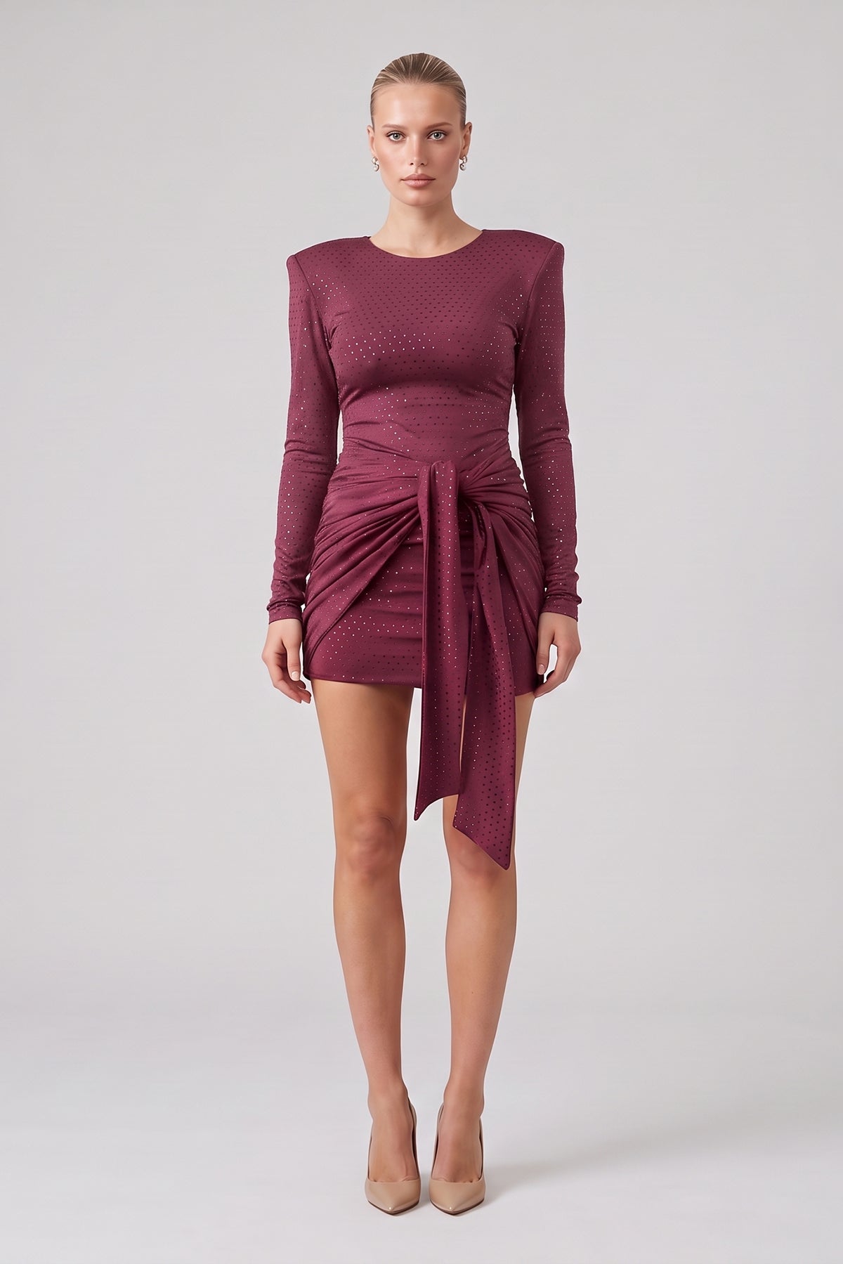 Rochie mini burgundy drapată cu eșarfe și aplicații strălucitoare