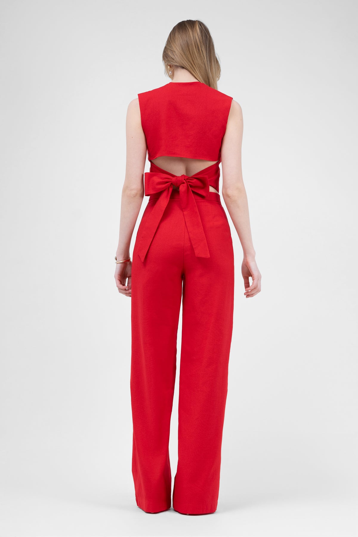 Costum de in rosu cu vesta decupata si pantaloni drepti