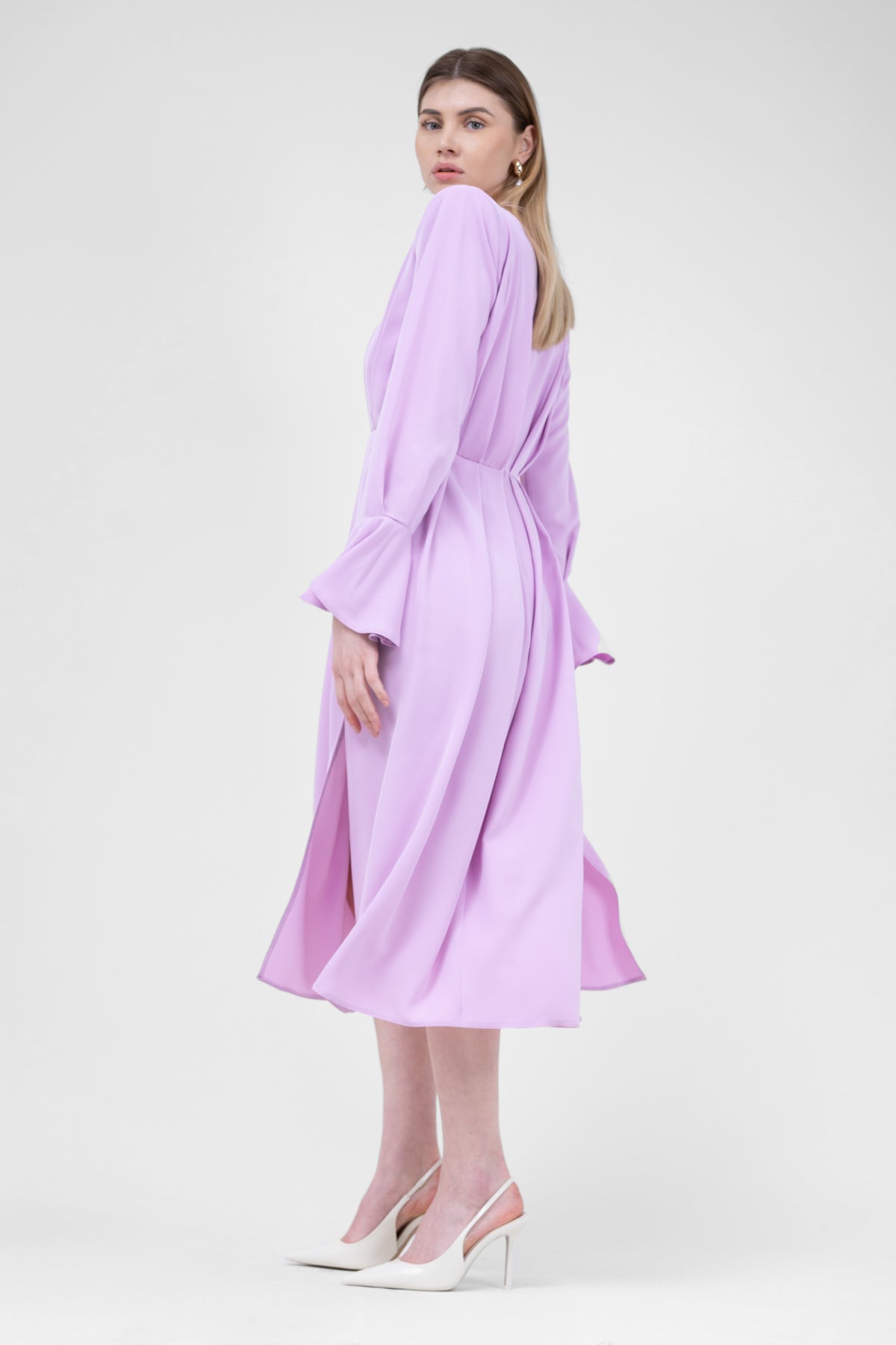 Rochie midi roz pastel cu pliuri si umeri proeminenti