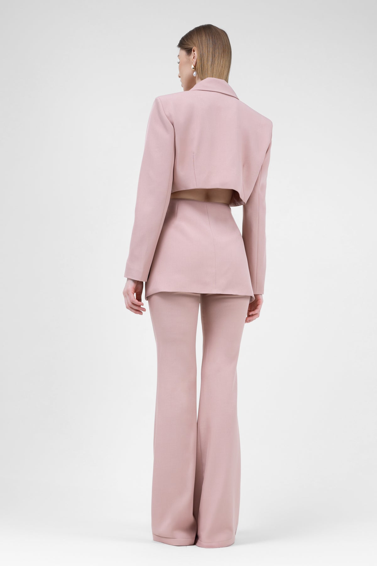 Costum roz pastel cu sacou decupat si pantaloni evazati