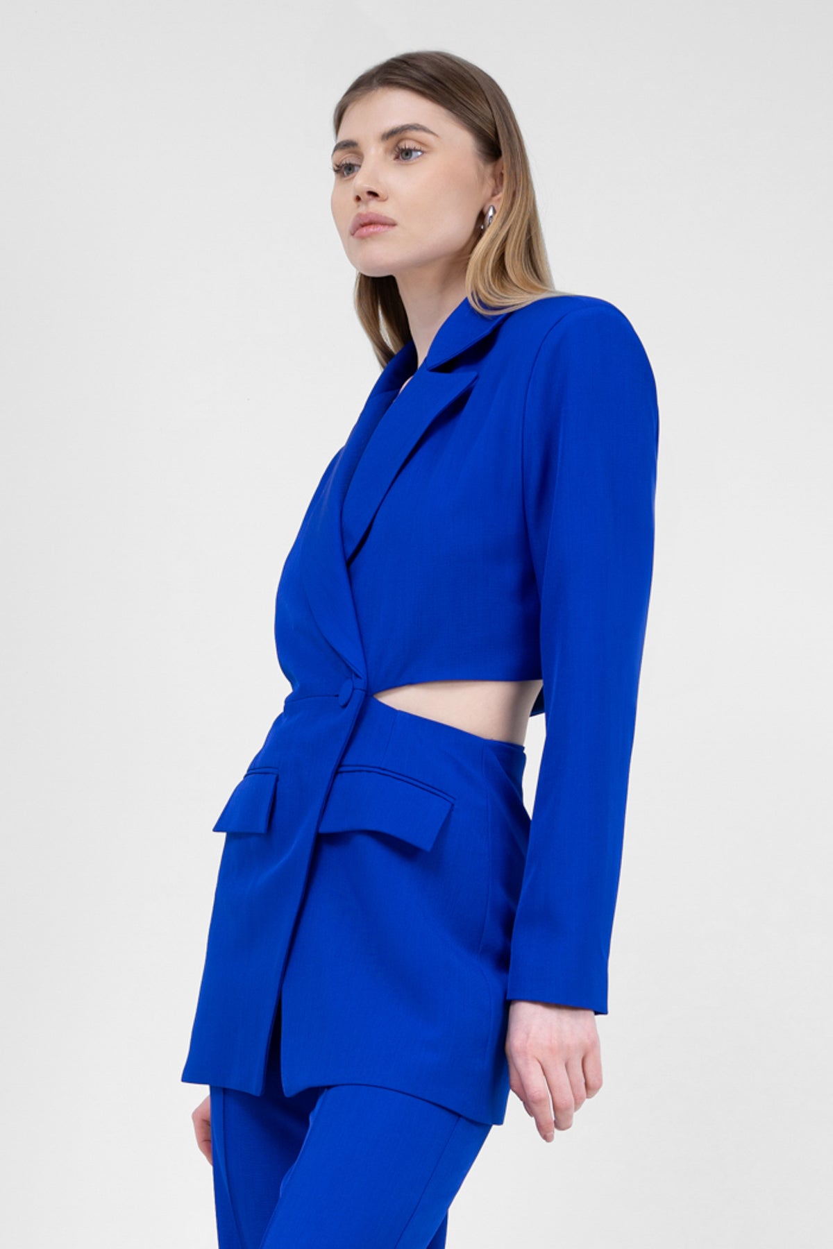 Sacou albastru electric cu decupaj in zona taliei