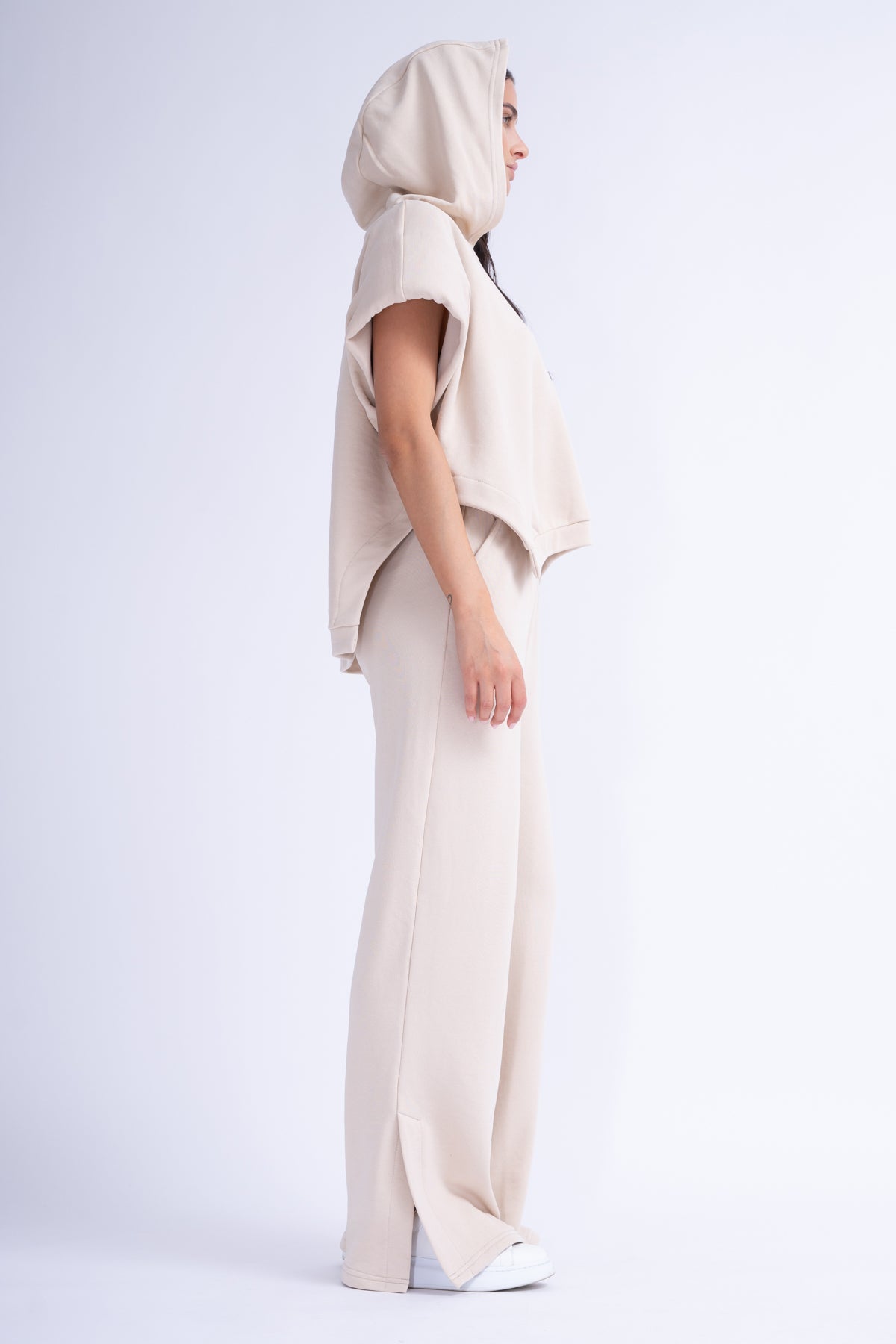 Set Bej cu Hanorac Tip Vesta si Pantaloni Wide Leg cu Slituri Laterale