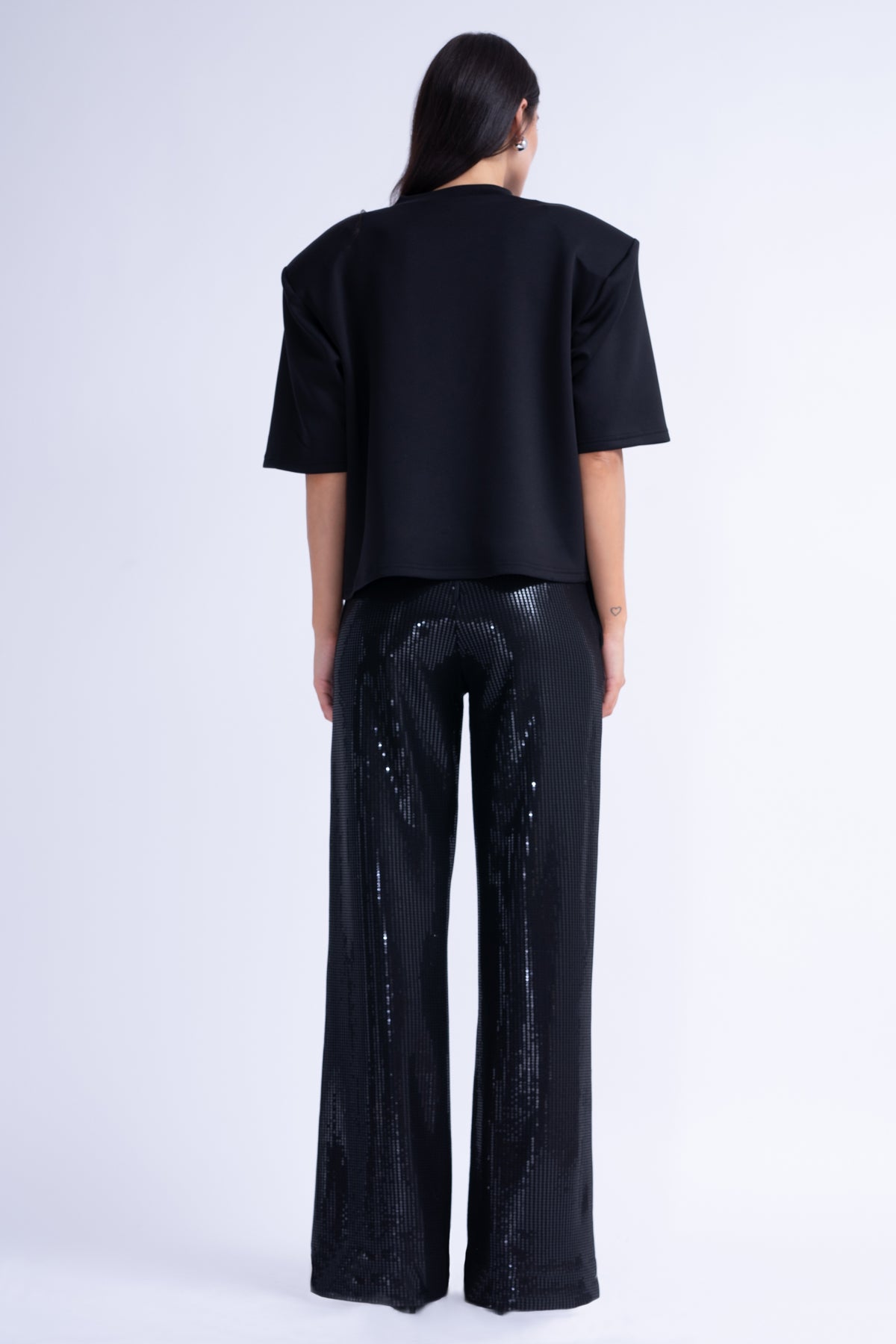 Black T-shirt With Oversized Shoulders