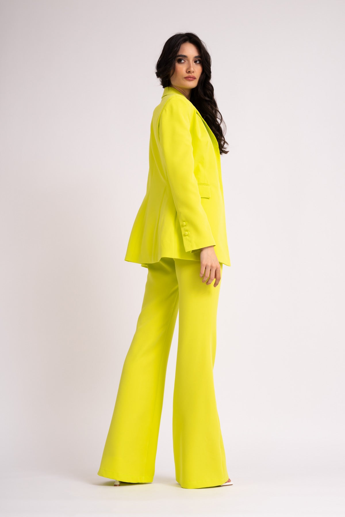Costum lime cu sacou cambrat si pantaloni evazati