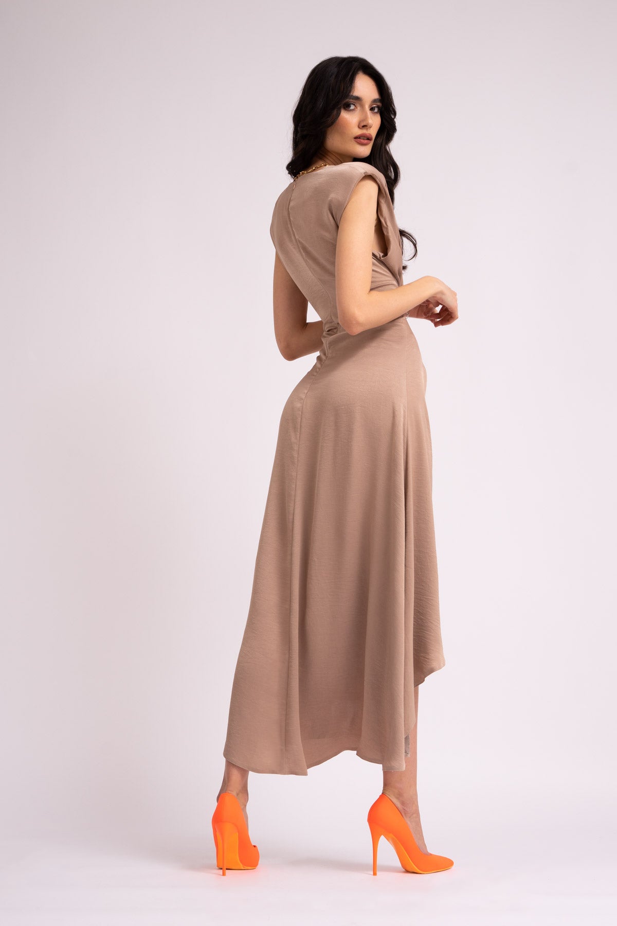 Midi beige dress with oversized shoulders and slit