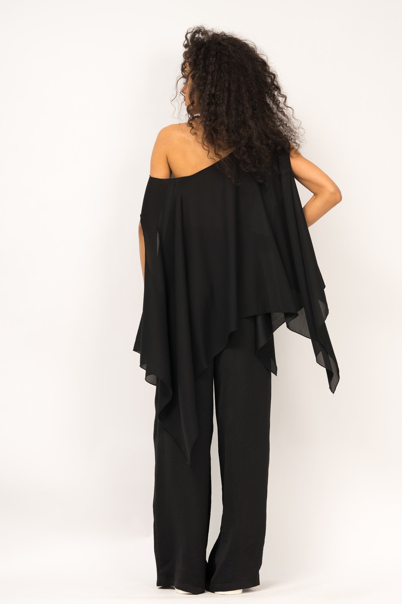 Asymmetrical angles blouse with fallen shoulders