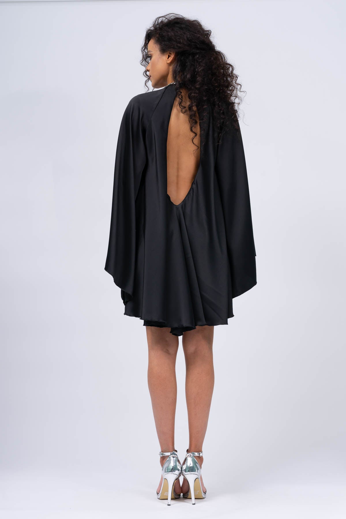 Rochie neagra vaporoasa cu spatele gol