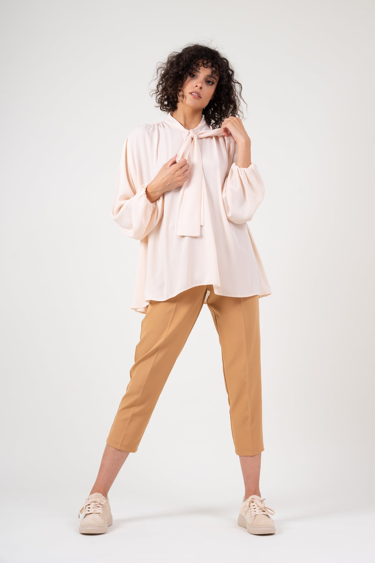 Bluza cu umeri supradimensionati si funde la nivelul gatului din voal nude