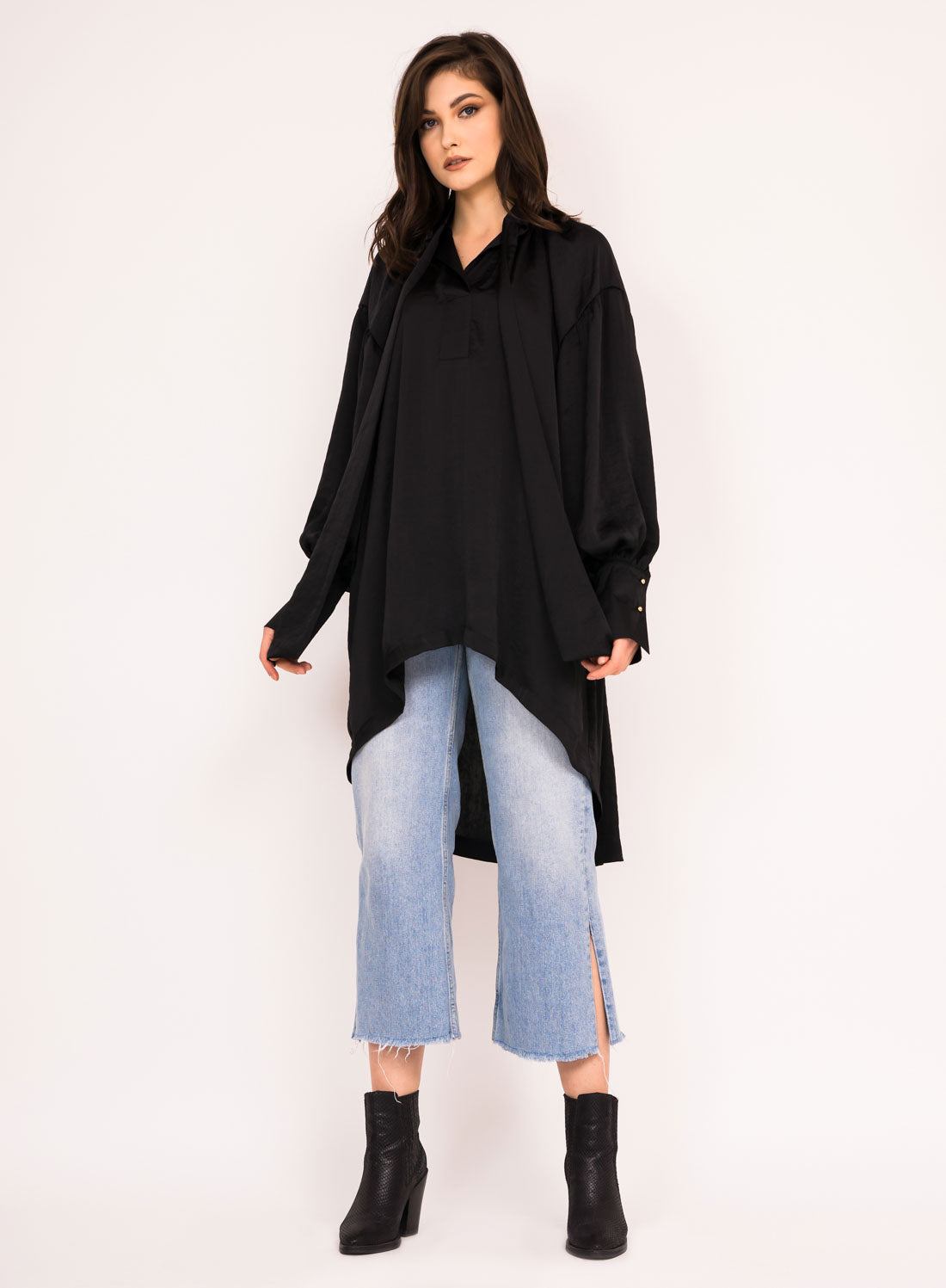 Top lejer cu maneci bufante si funde la nivelul gatului