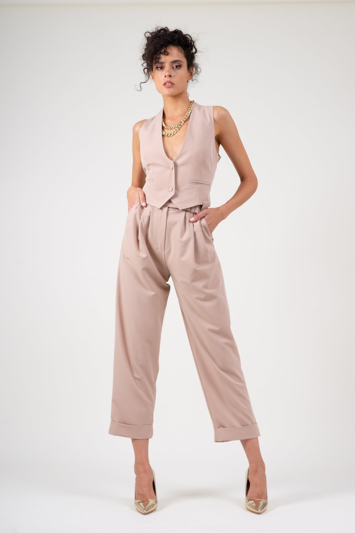 Costum nude cu vesta si pantalon cropped