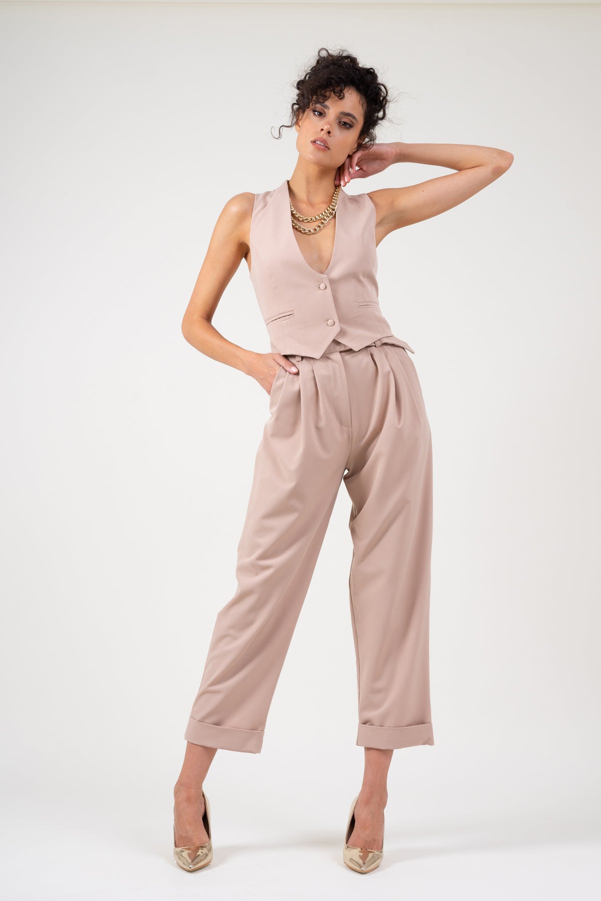 Costum nude cu vesta si pantalon cropped