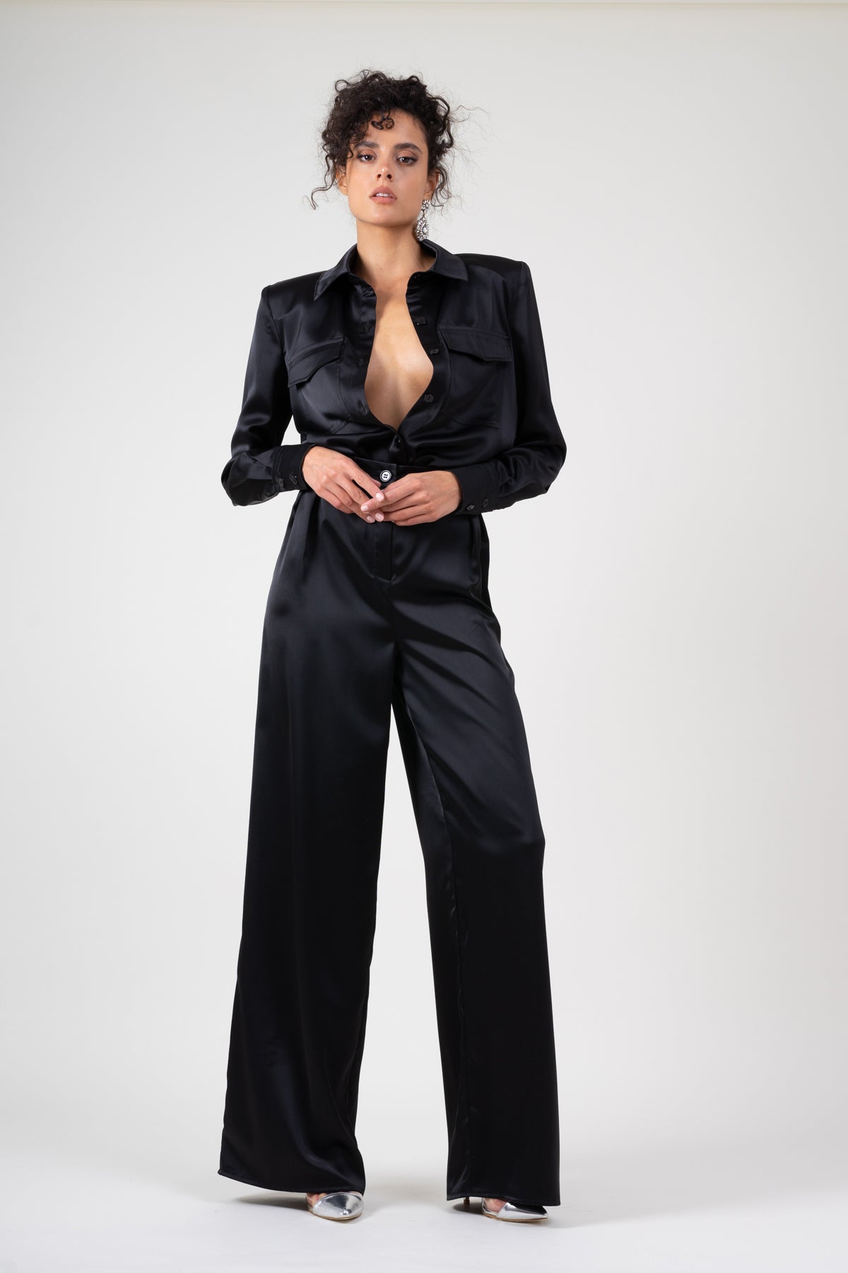 Camasa neagra cu umeri supradimensionati