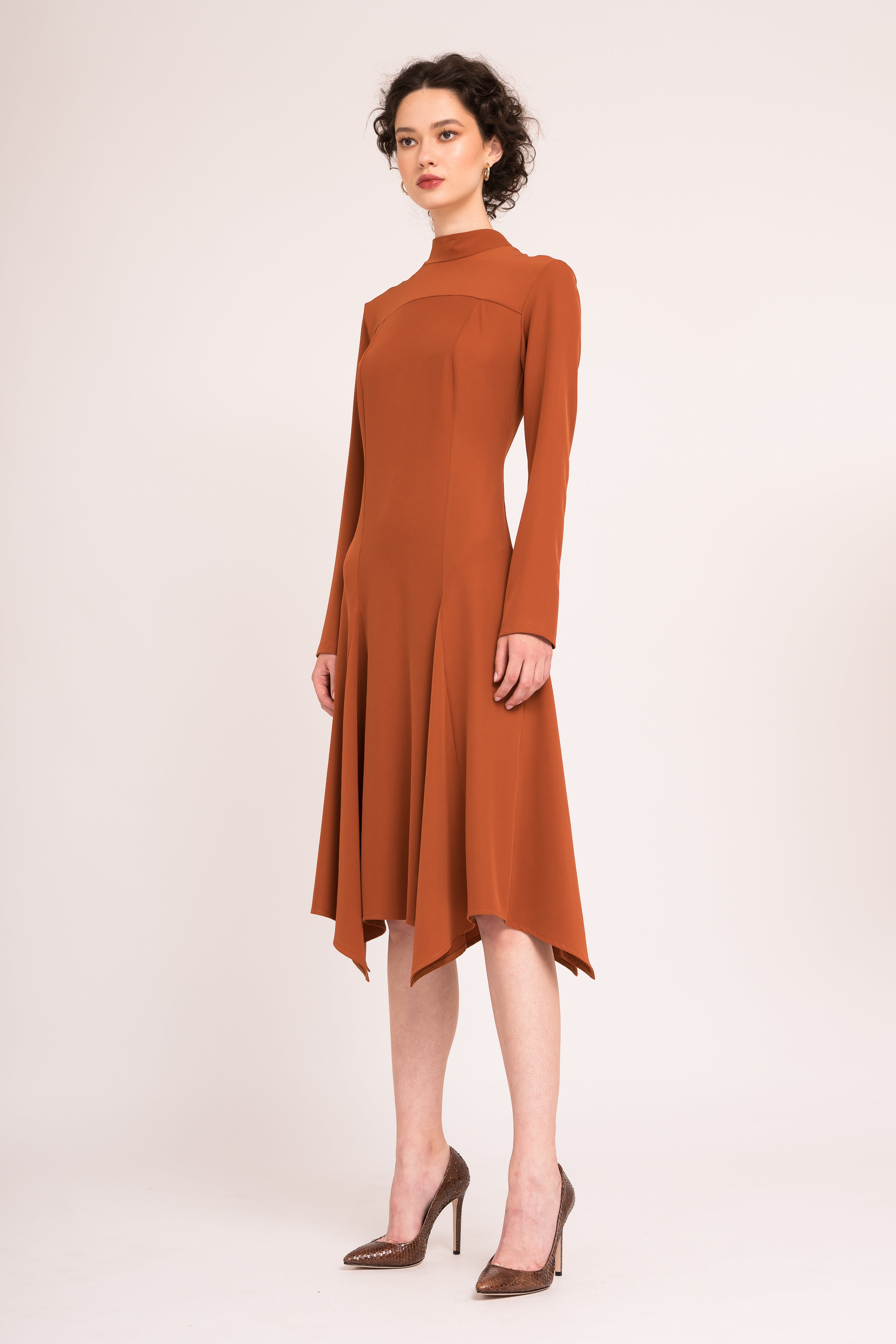 Rochie cambrata cu maneci lungi si clini