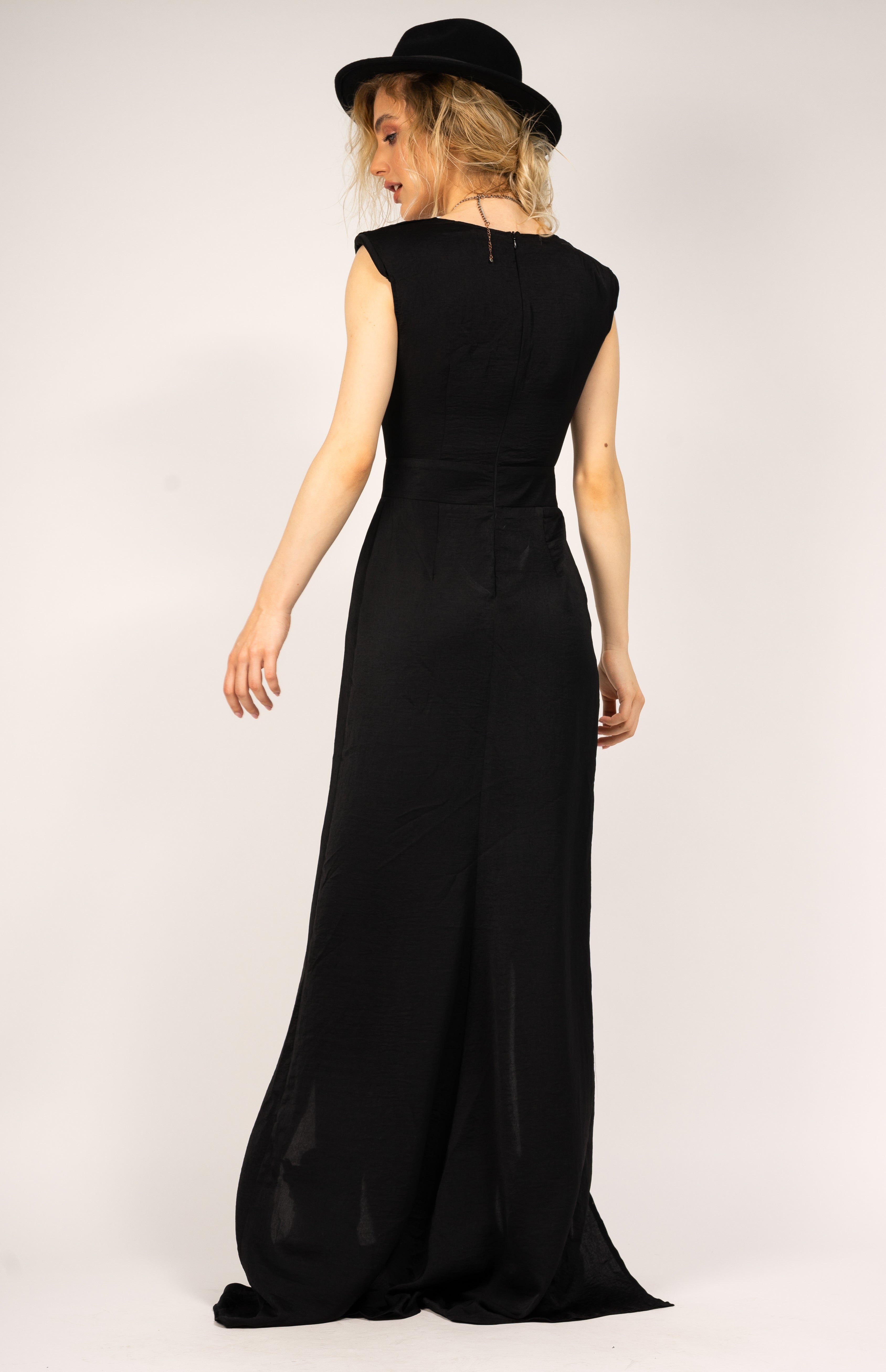 ROCHIE MAXI CU UMERI SI SLITURI NEAGRA