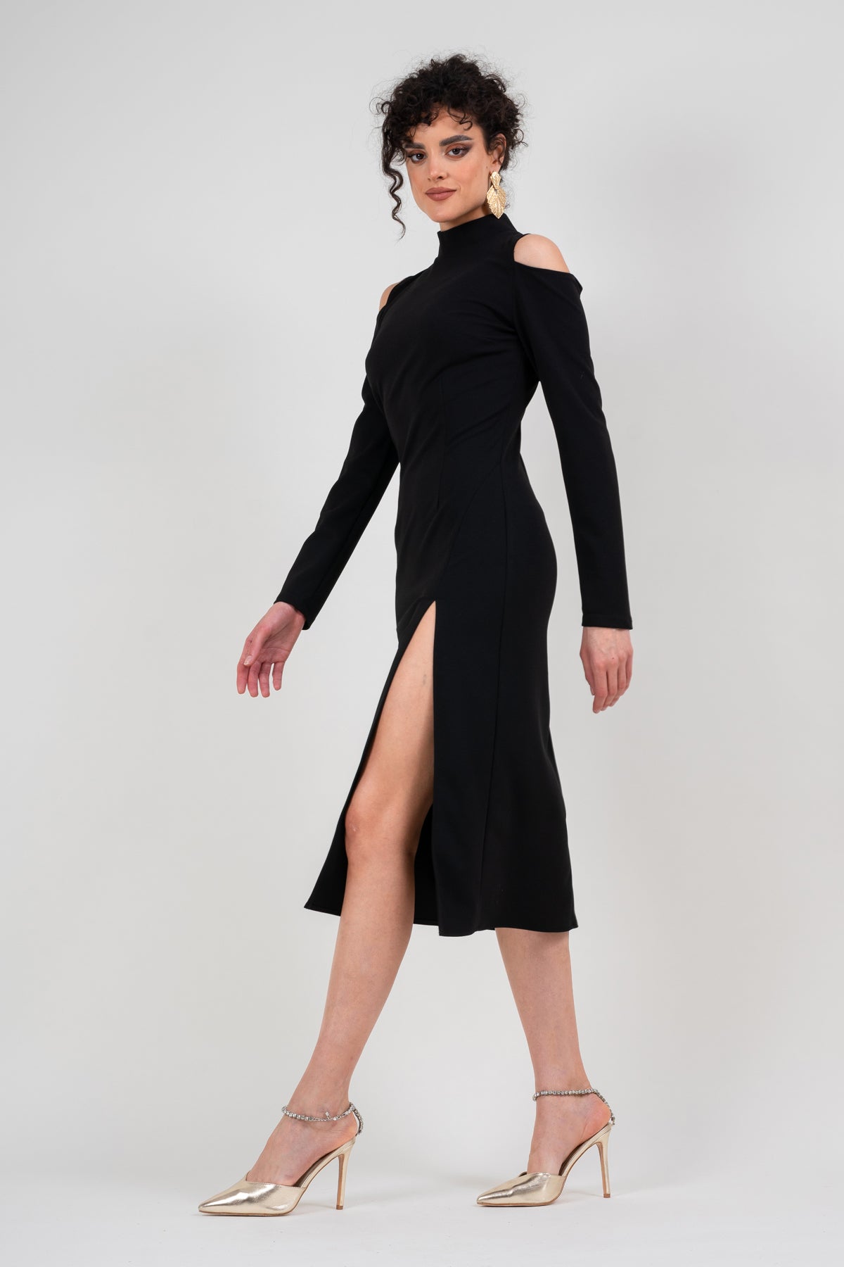 Slim cut-out-shoulders dress in black