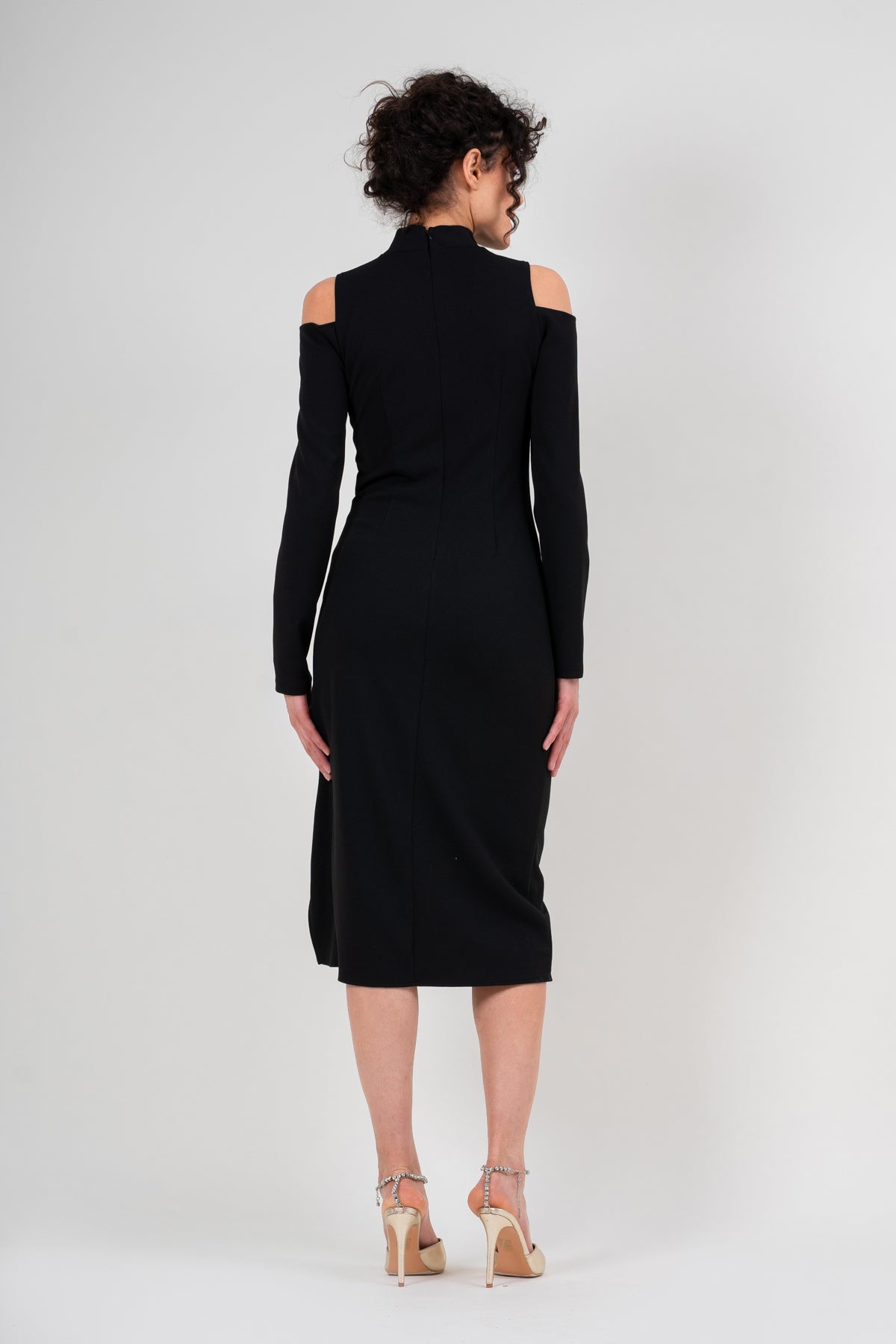 Slim cut-out-shoulders dress in black