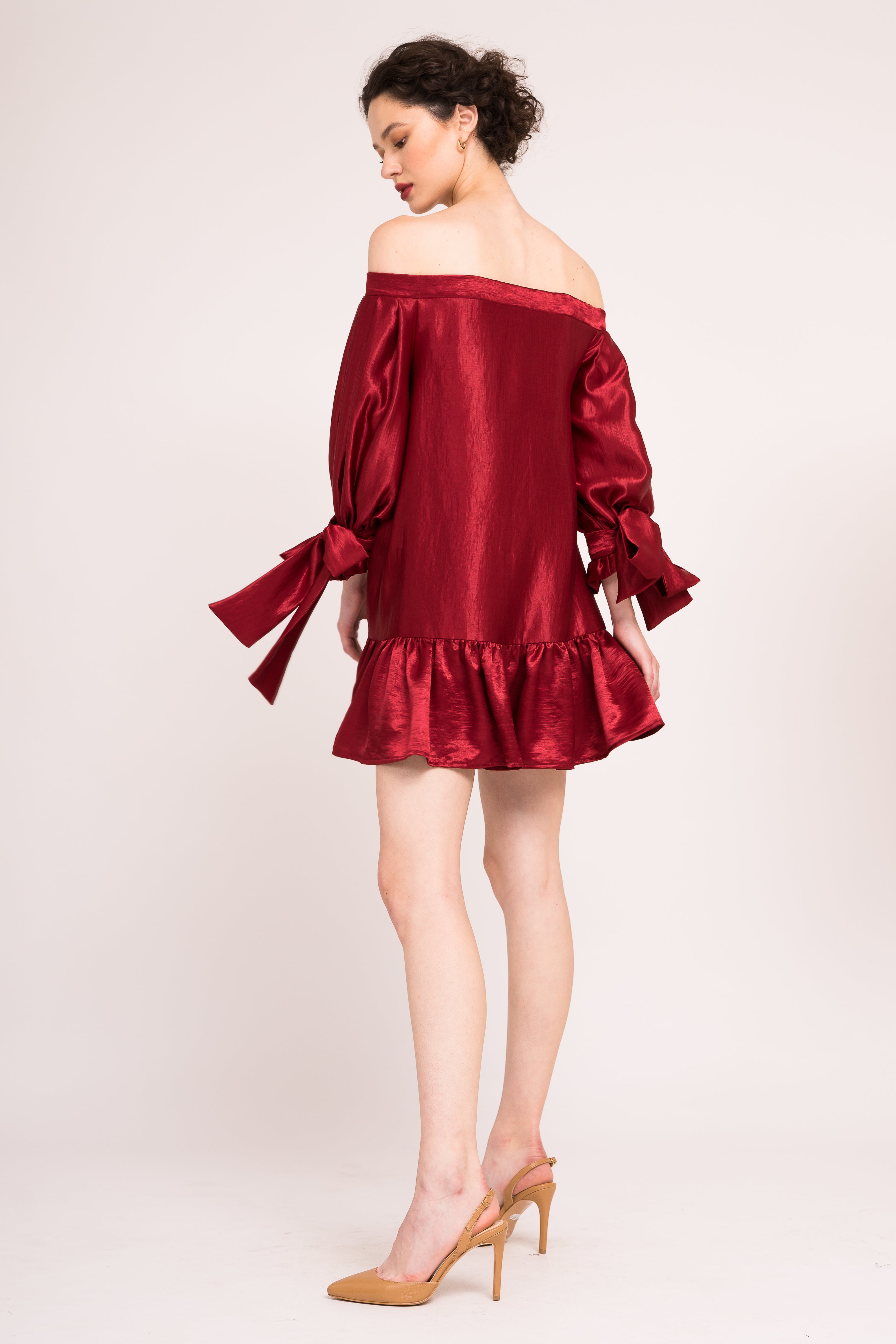 Rochie fara umeri cu mansete esarfa