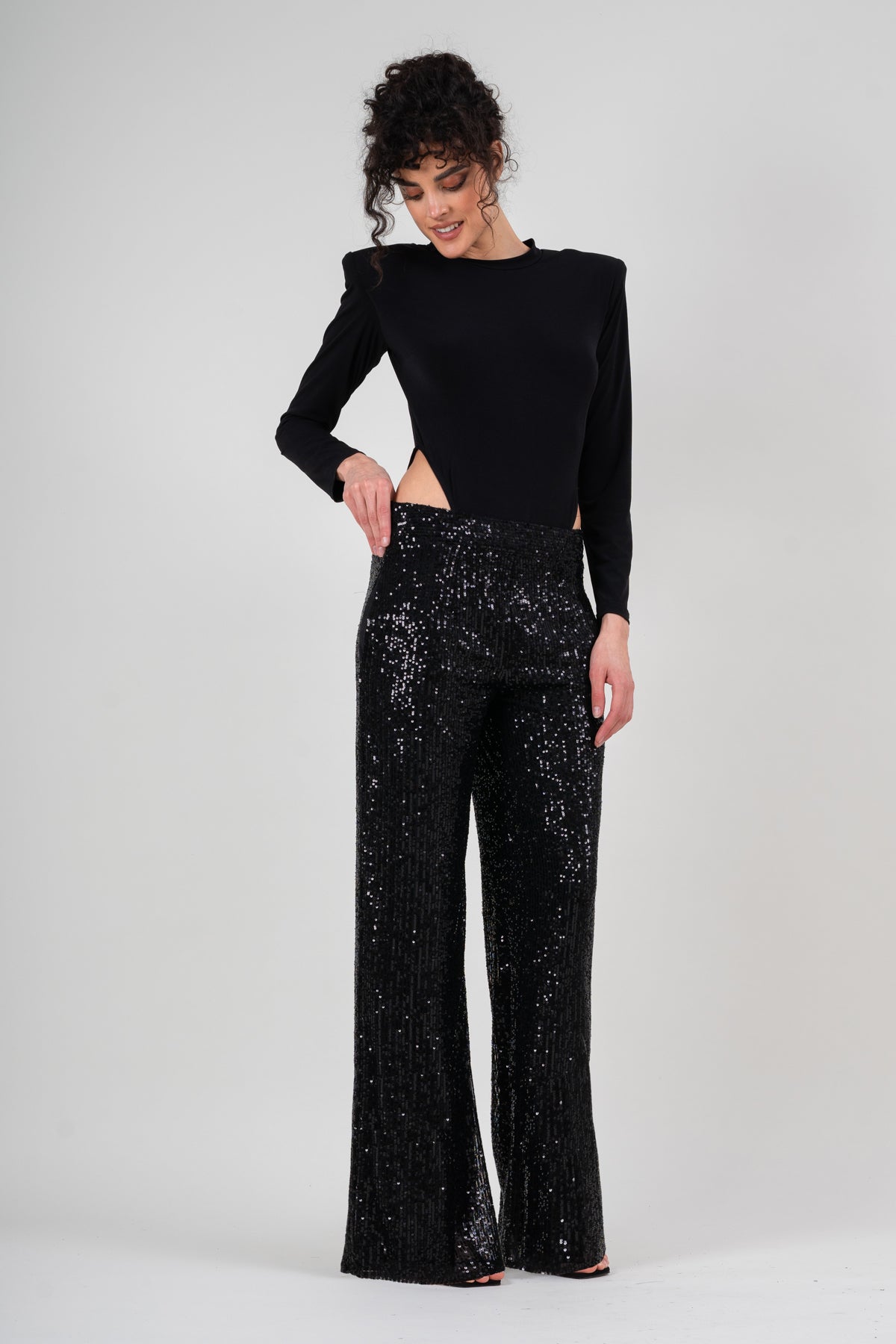 Body with oversized shoulders and cut-out