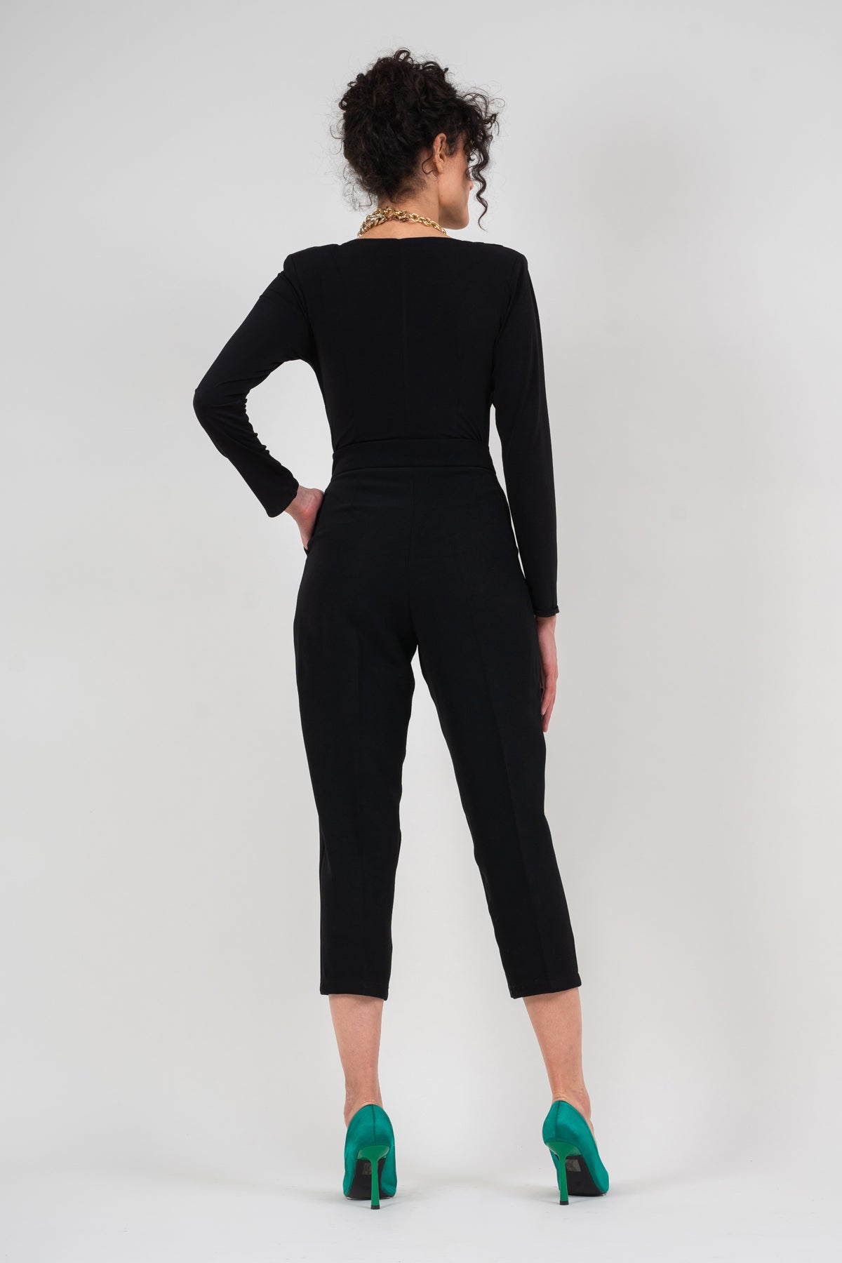 Body with oversized shoulders and V neckline