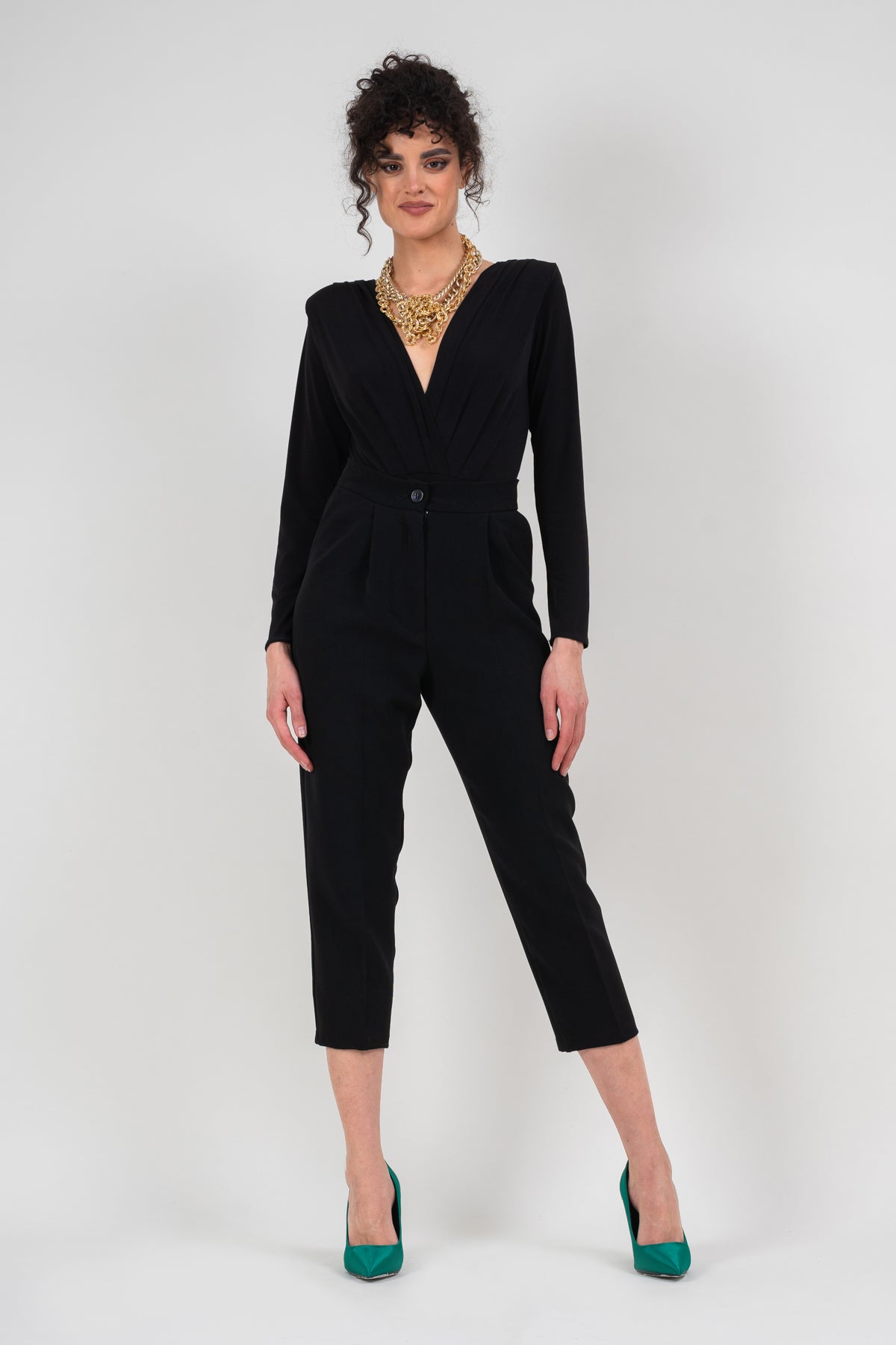 Body with oversized shoulders and V neckline