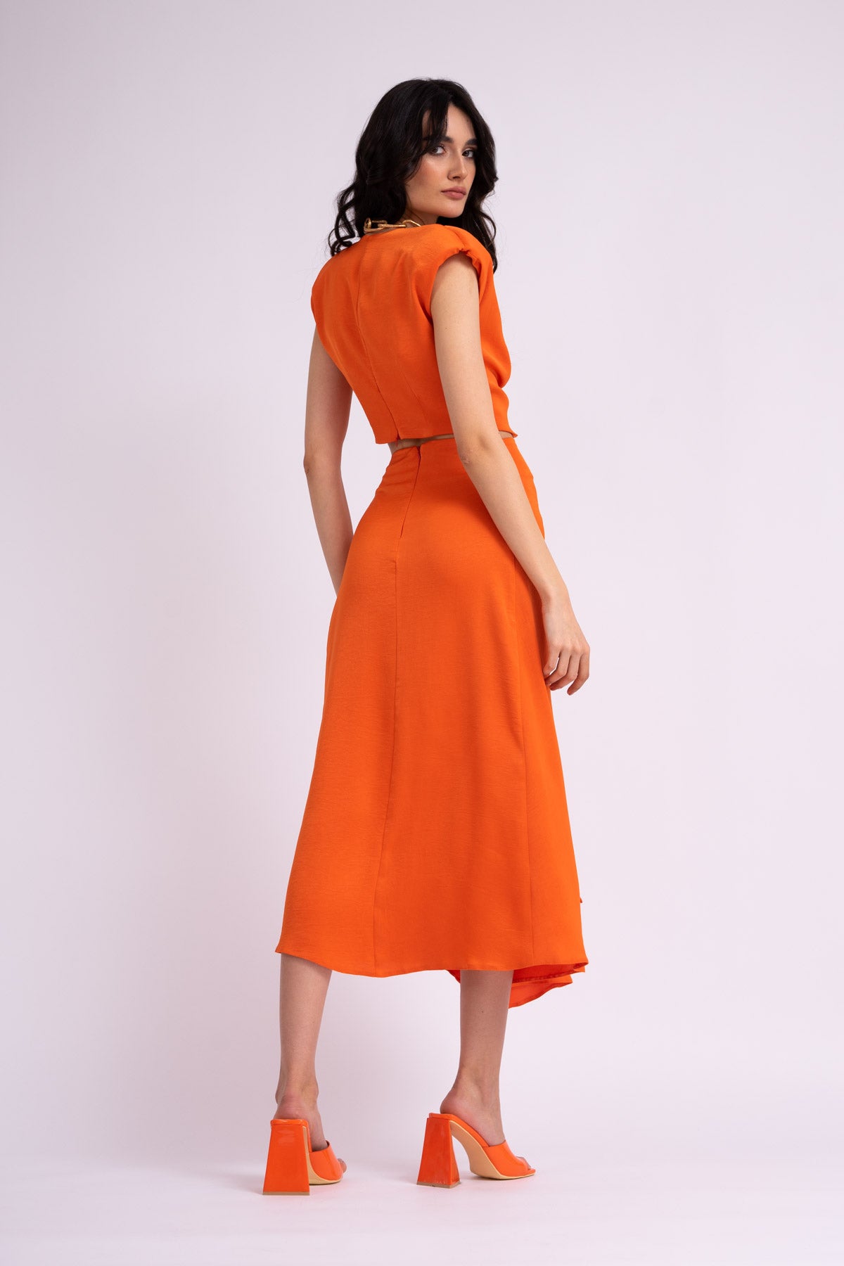 Set portocaliu cu top si fusta midi cu nod