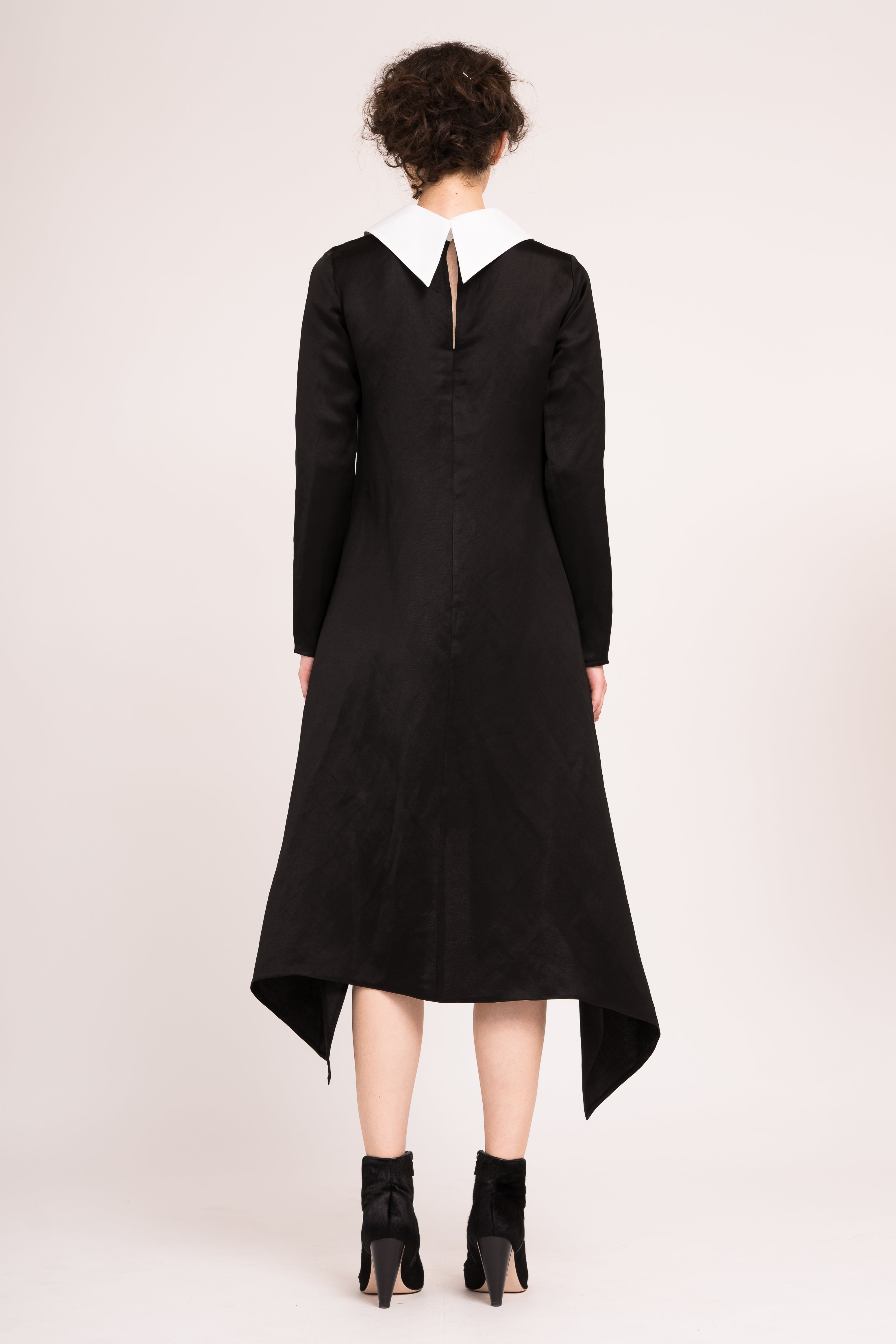 Rochie asimetrica cu guler supradimensionat