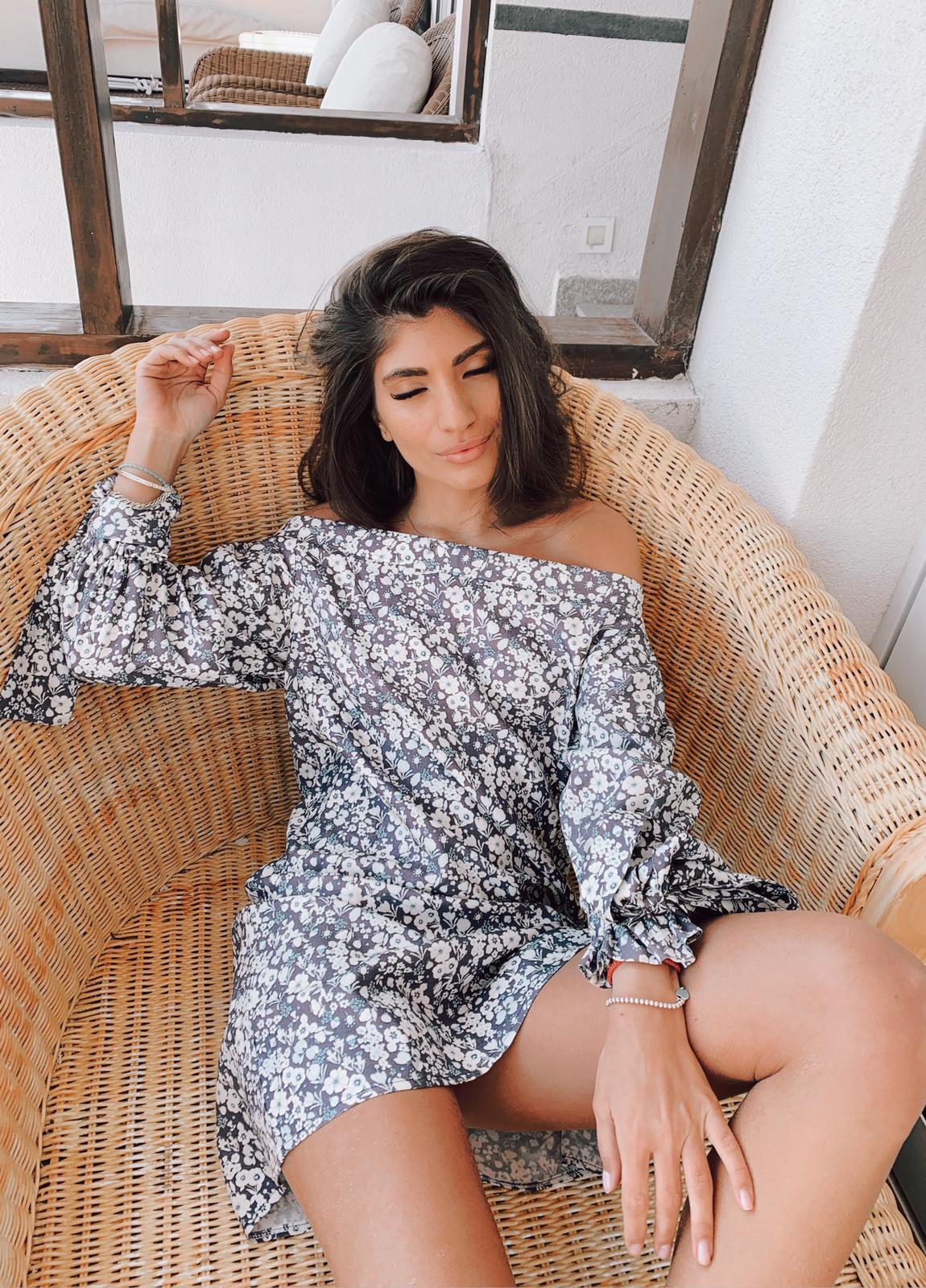 Rochie fara umeri cu mansete esarfa