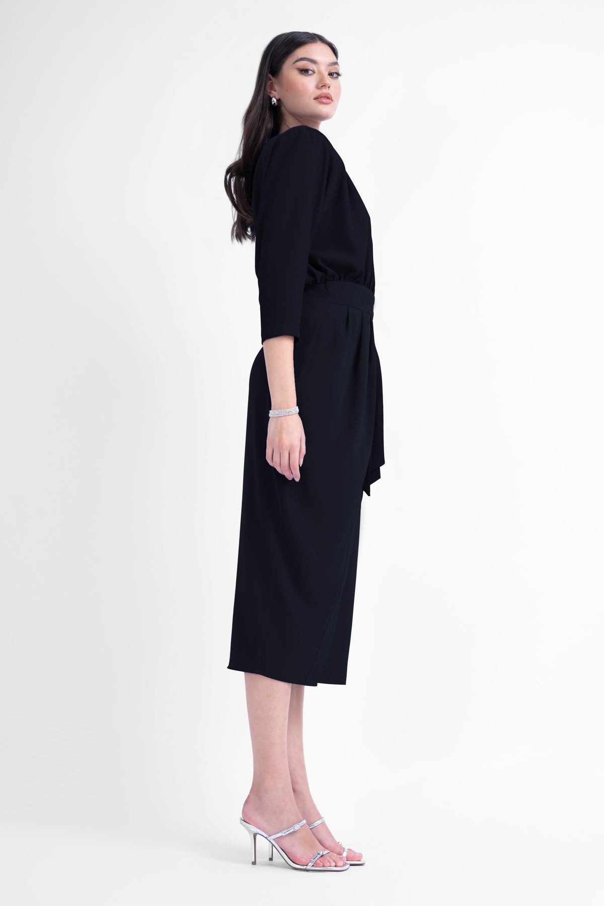 Rochie midi neagra cu bust bluzat si cordon in talie