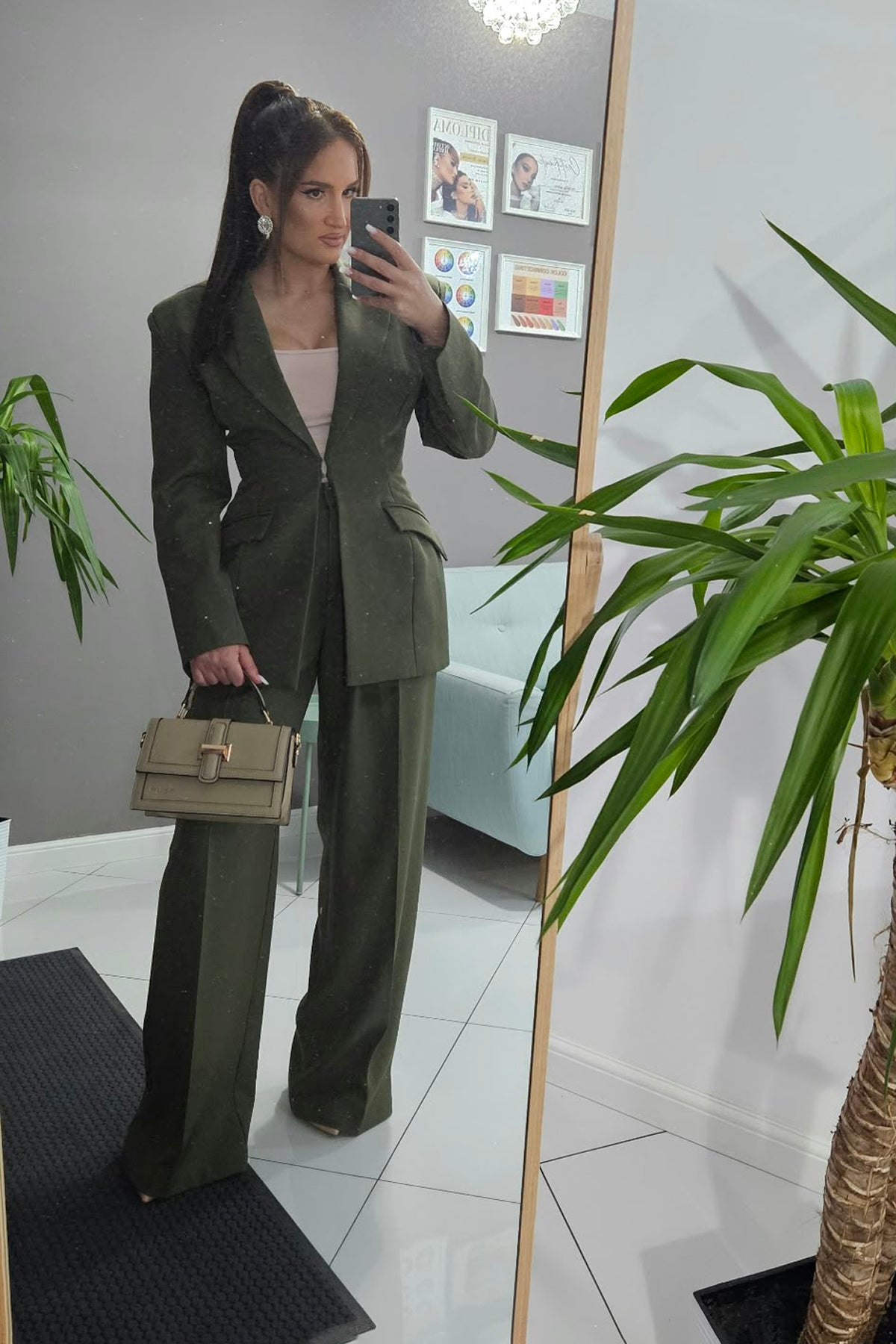Costum bej cu sacou balloon cambrat și pantaloni wide leg